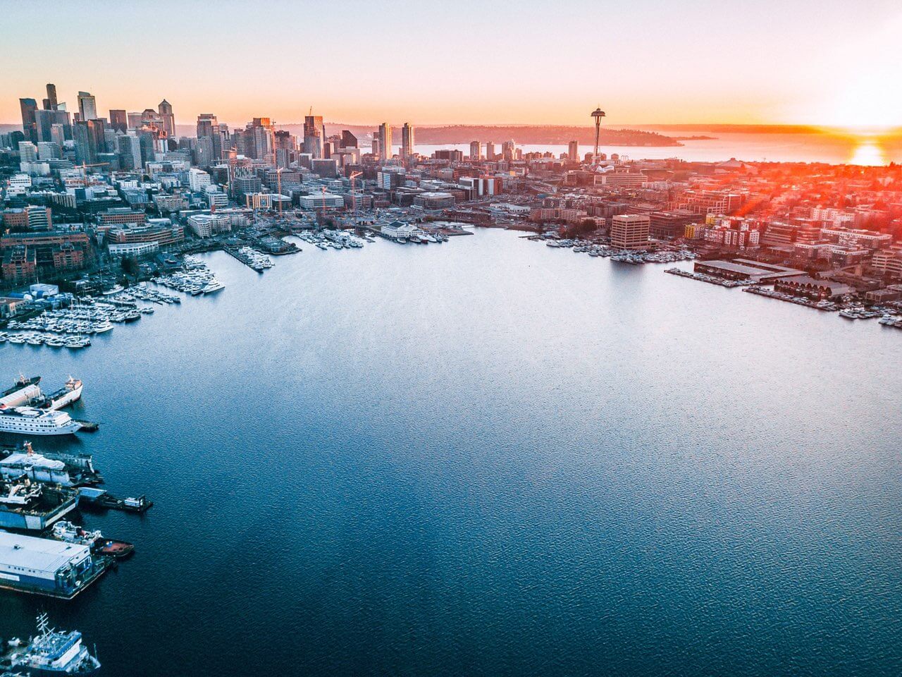 Die im Sonnenuntergang getränkte Skyline von Seattle.