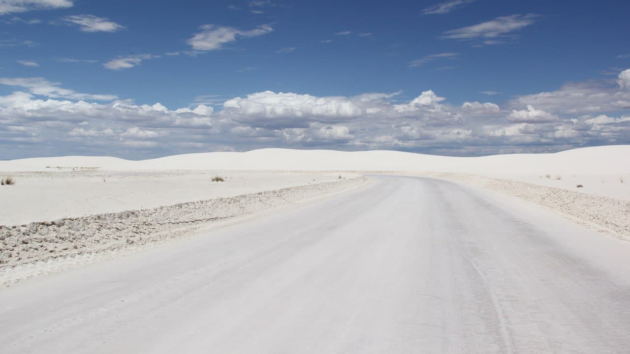Die Park Road im White Sands National Monument, USA.