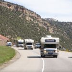 RoadBear Camper auf den Straßen von Colorado, USA.