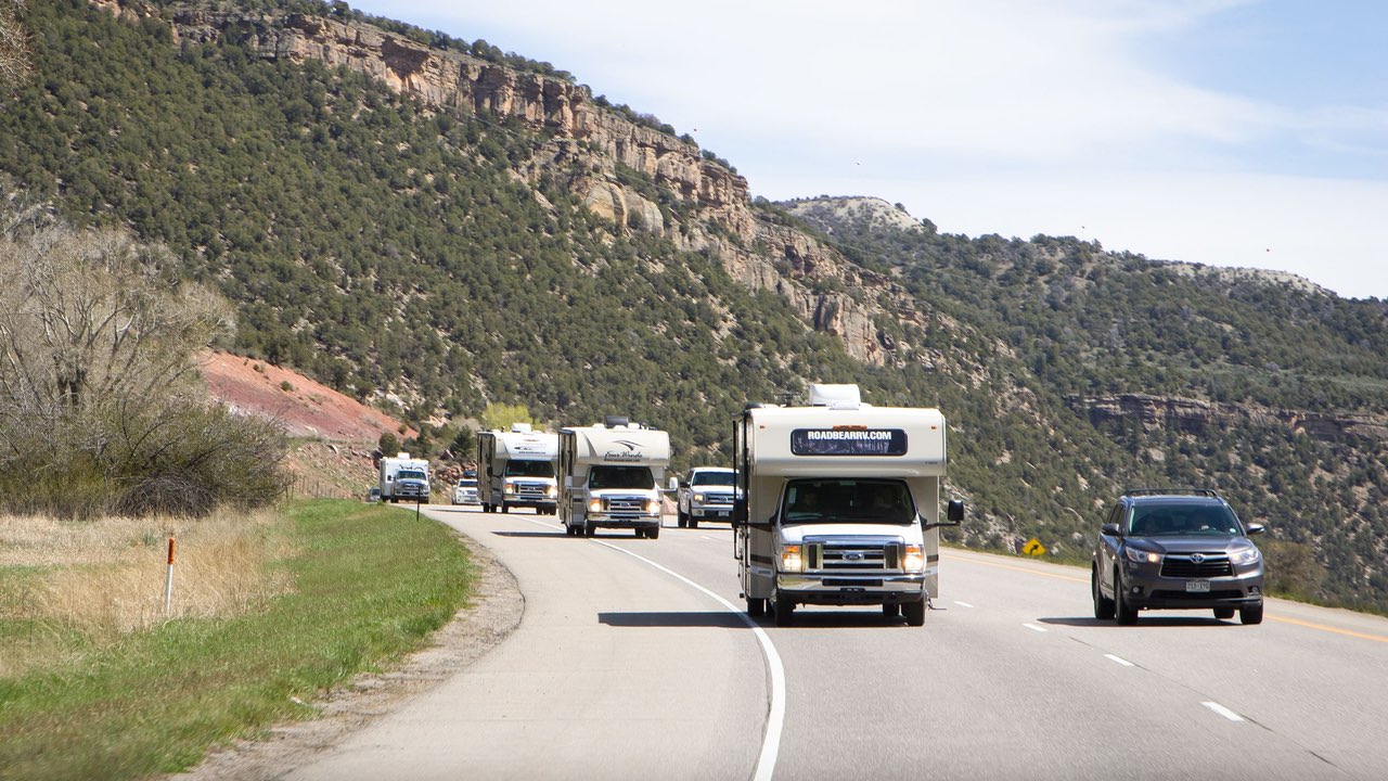 RoadBear Camper auf den Straßen von Colorado, USA.