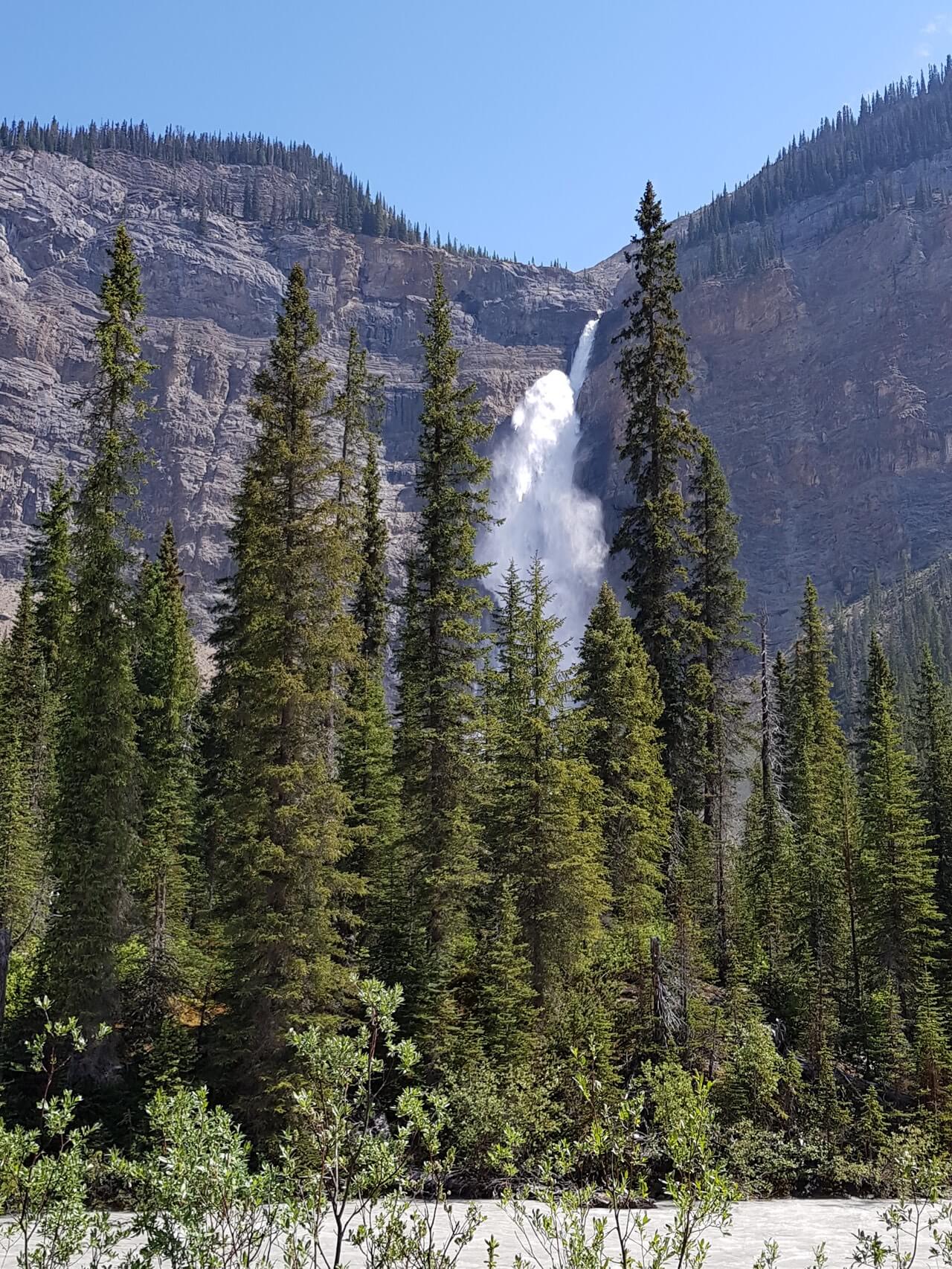 Ein Wasserfall im Westen Kanadas