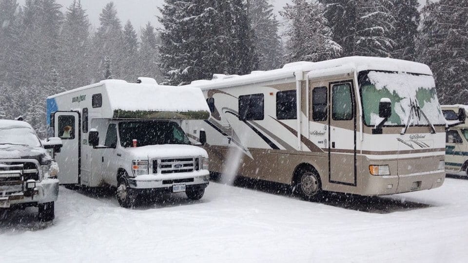 Wohnmobile auf einem Campground in Whistler im Schnee