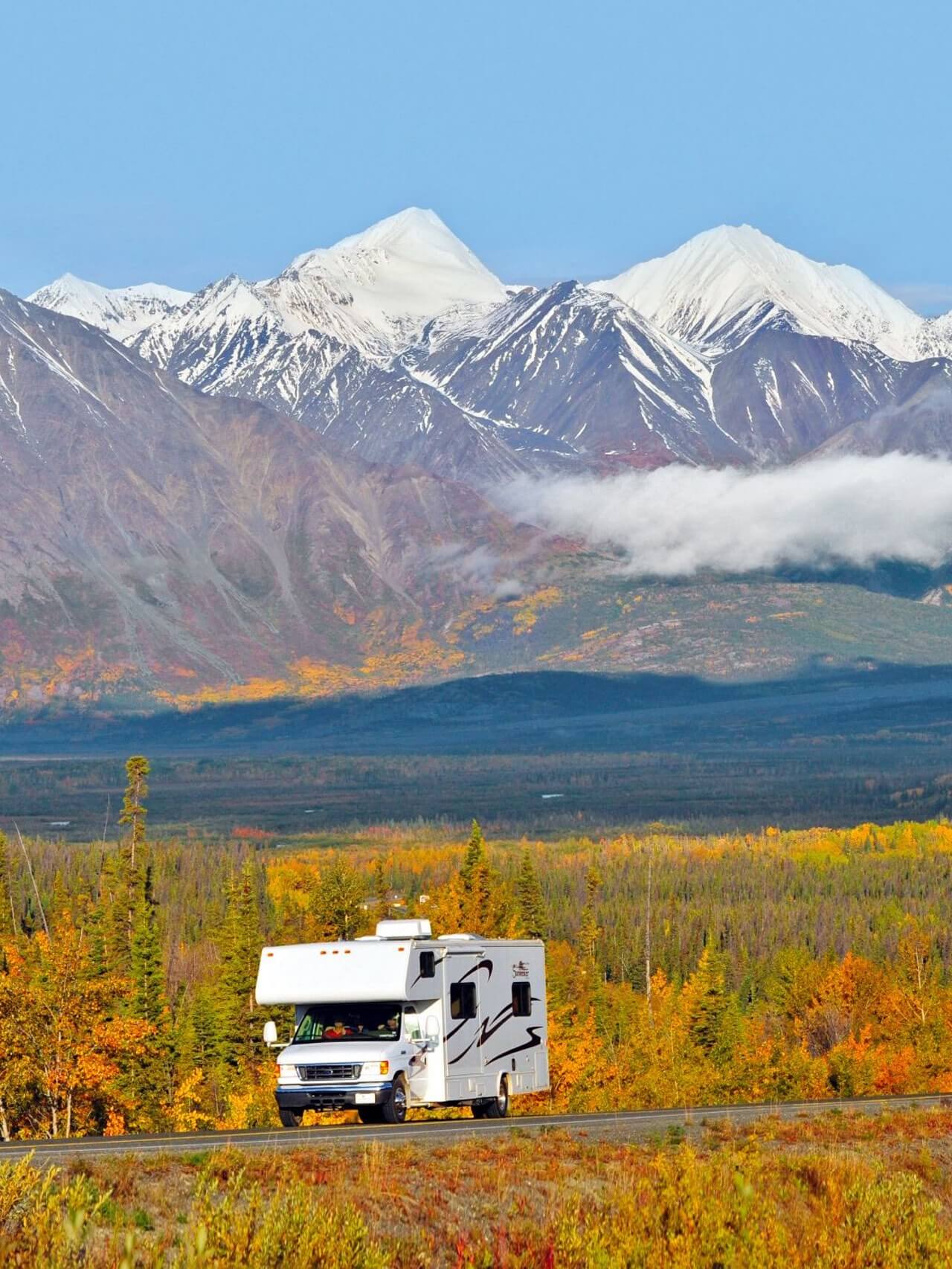 Wohnmobil von Alaska Motorhome Rentals auf der Haines Road in den USA