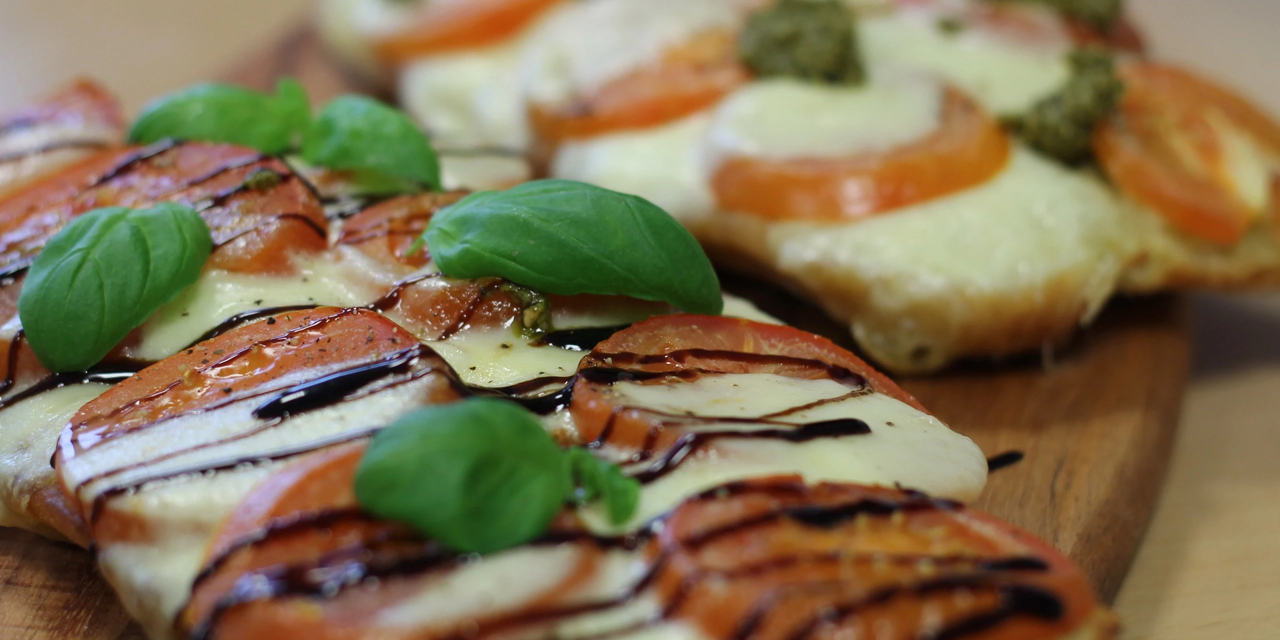 Grill-Knoblauchbrot mit Tomaten und Mozzarella