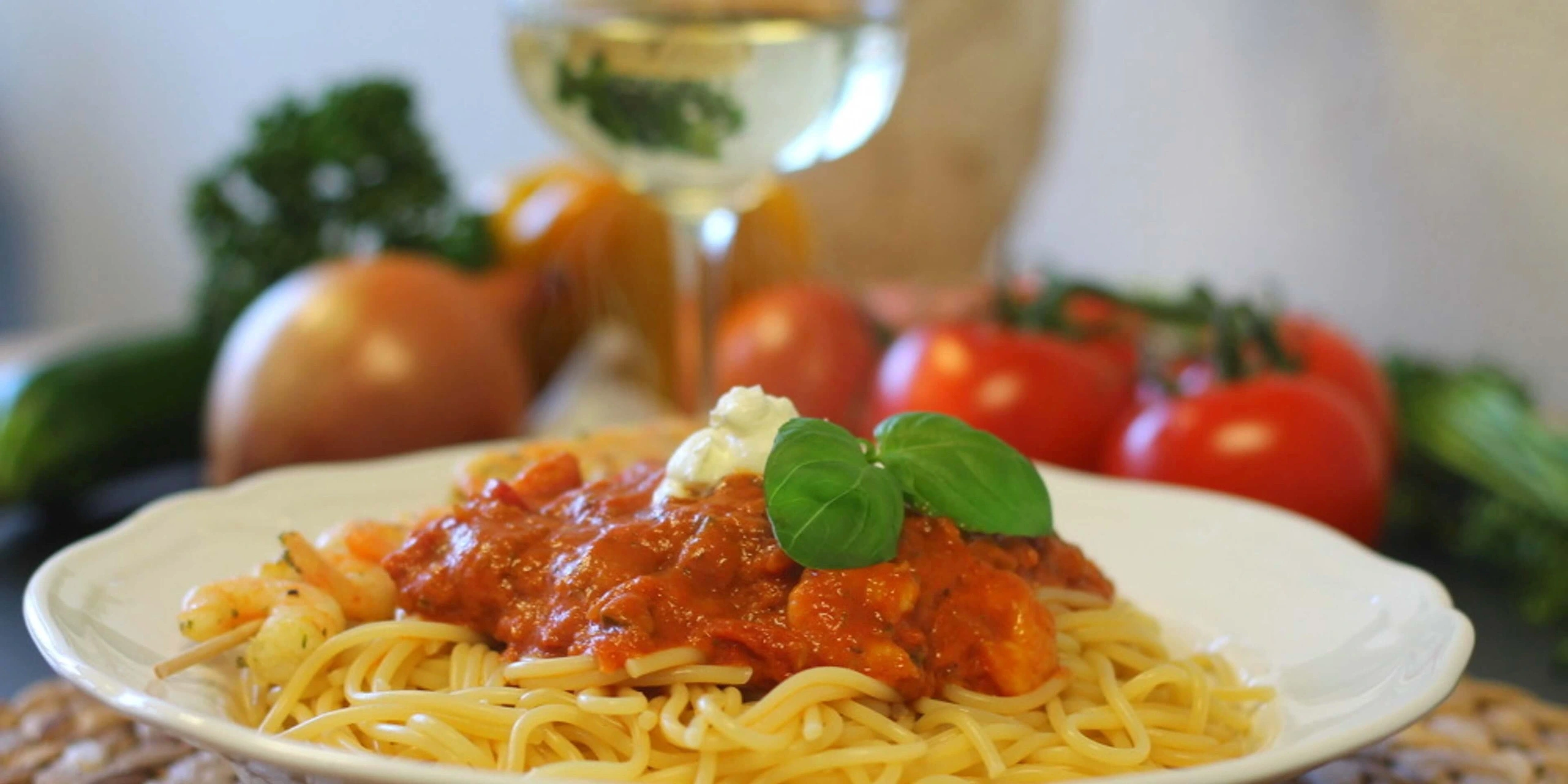 Pasta mit Garnelen und mediterraner Soße
