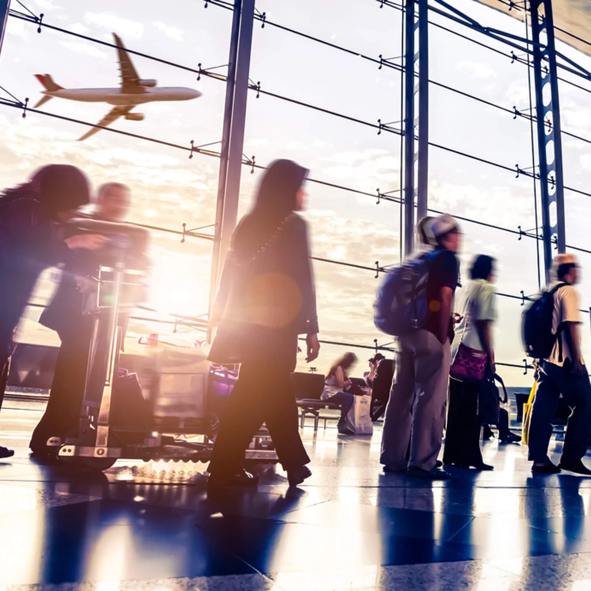 Menschen warten am Flughafen auf ihren Flug