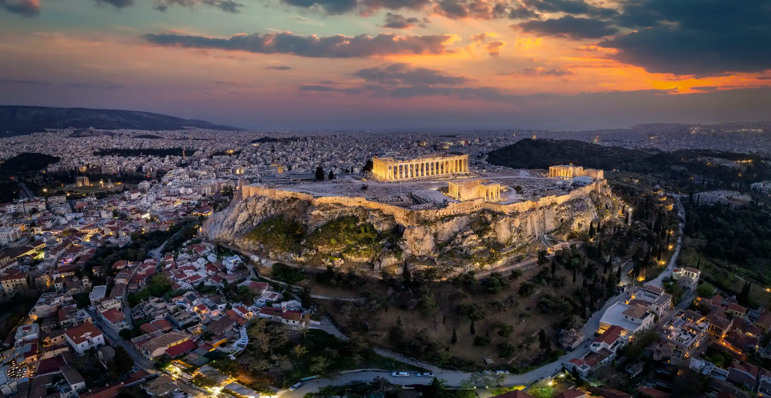 Panoramablick auf die beleuchtet Akropolis in Athen im Abendlicht.