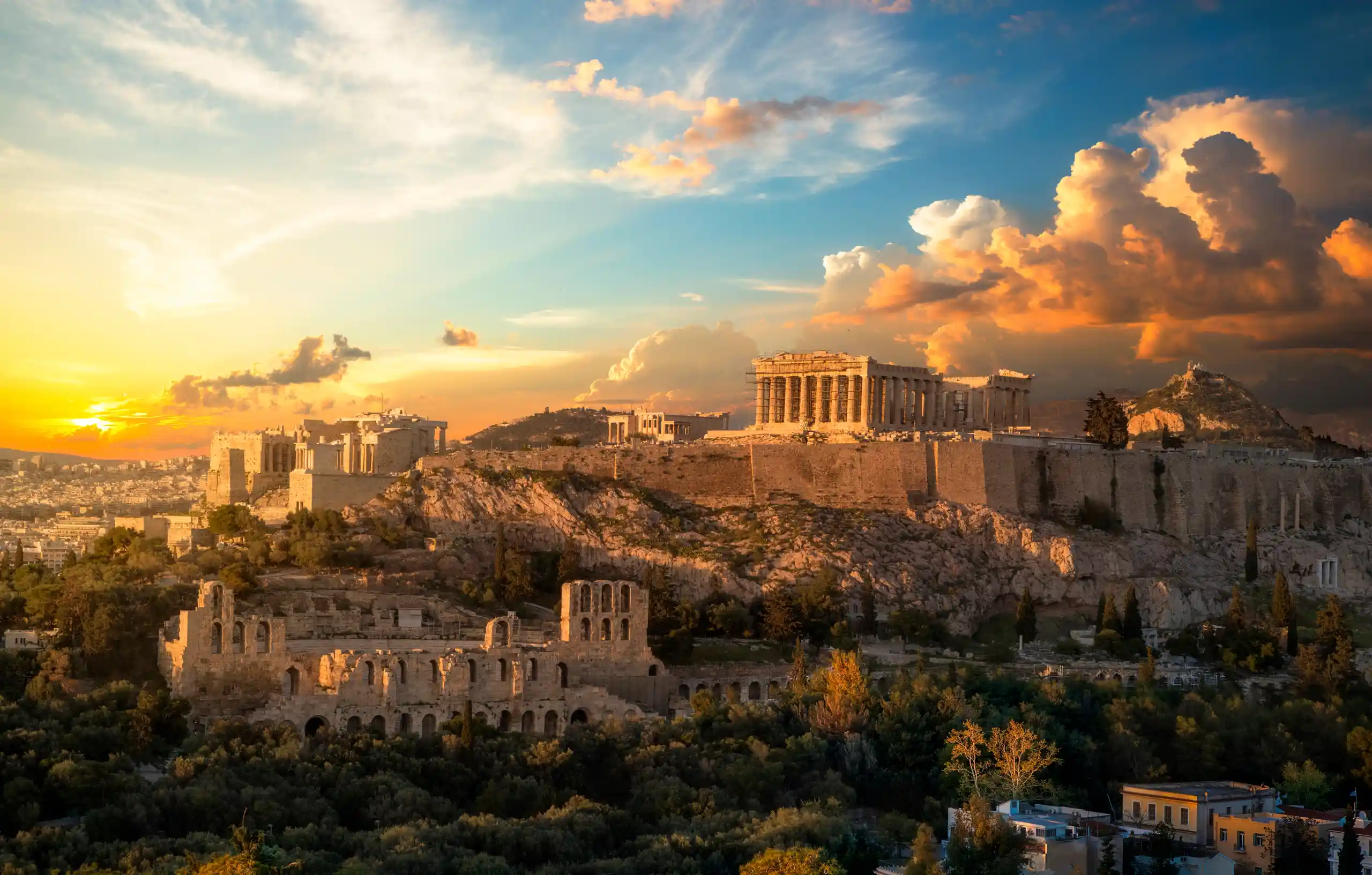 Die Akropolis in Athen bei Sonnenuntergang mit einem wunderschönen Himmel