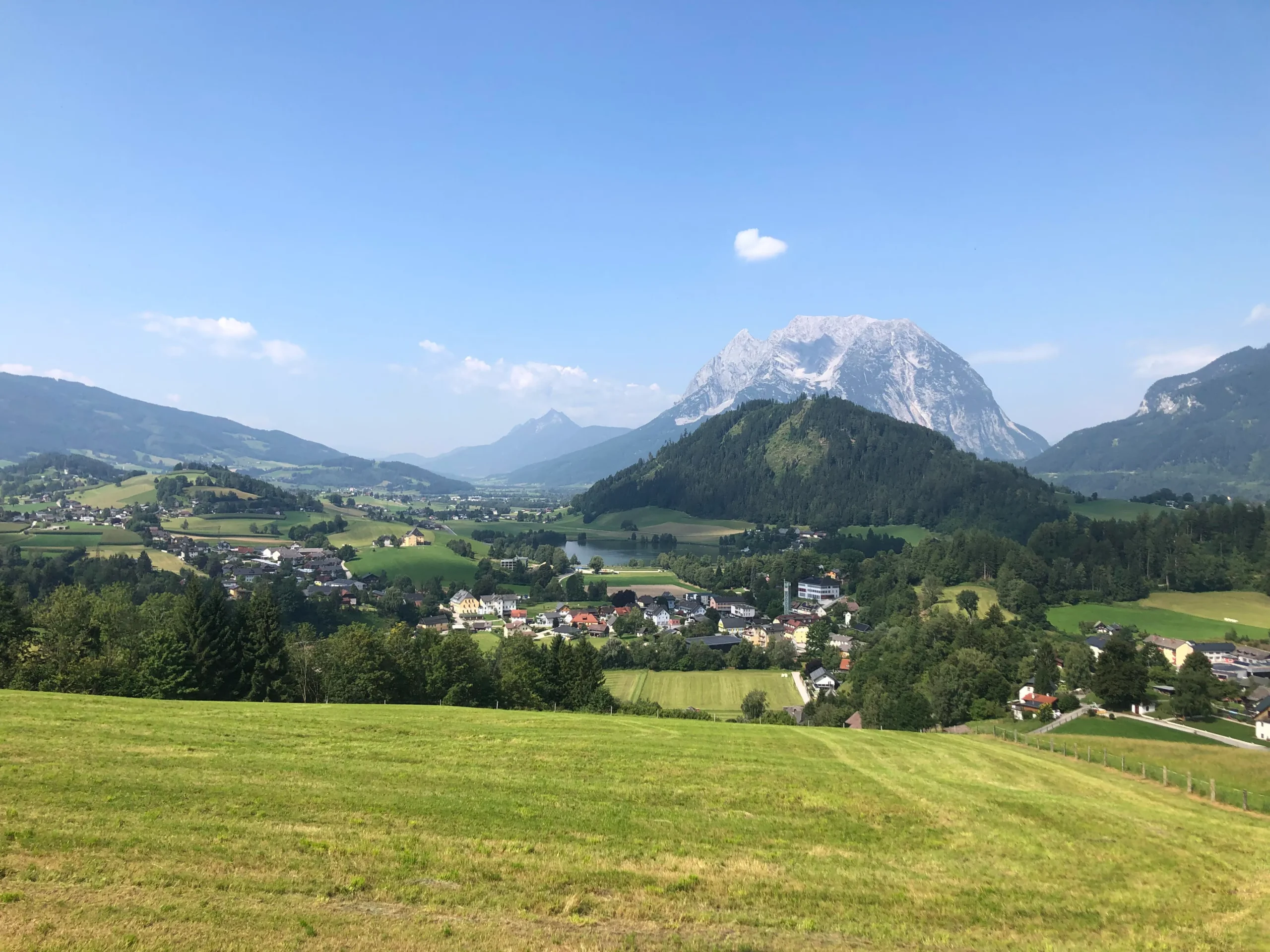 Sonnig, grünes Alpental.