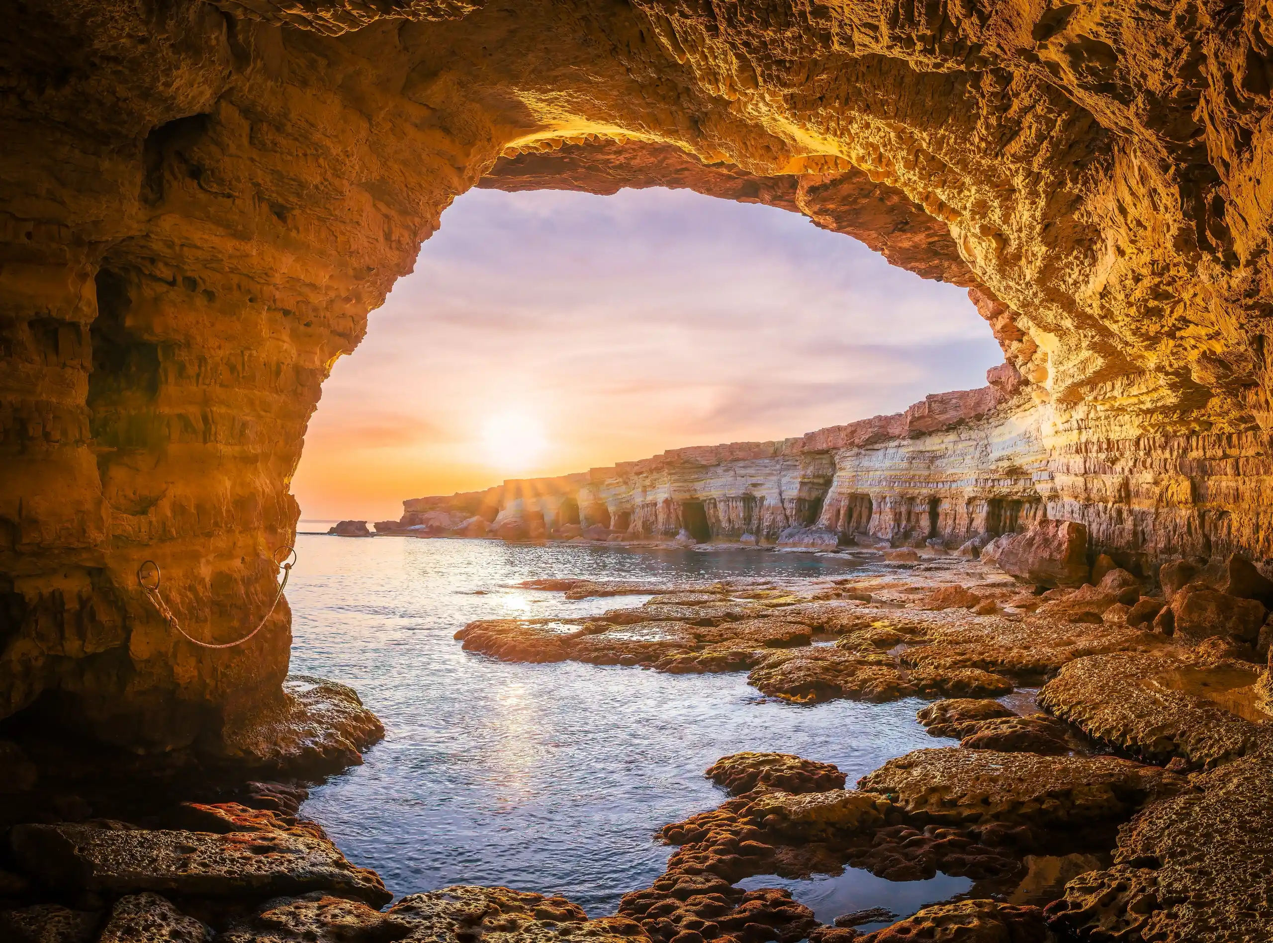 Ayia Napa auf Zypern mit Blick aus den Meereshöhlen im Sonnenuntergang