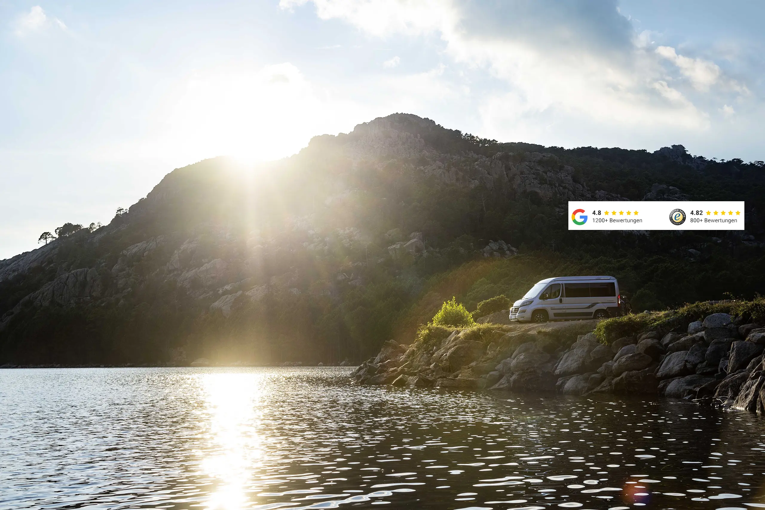 Ein Camper steht am Ufer eines Sees bei Sonnenuntergang in Europa.