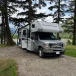 Ein Fraserway Adventurer an einem See in Whistler.