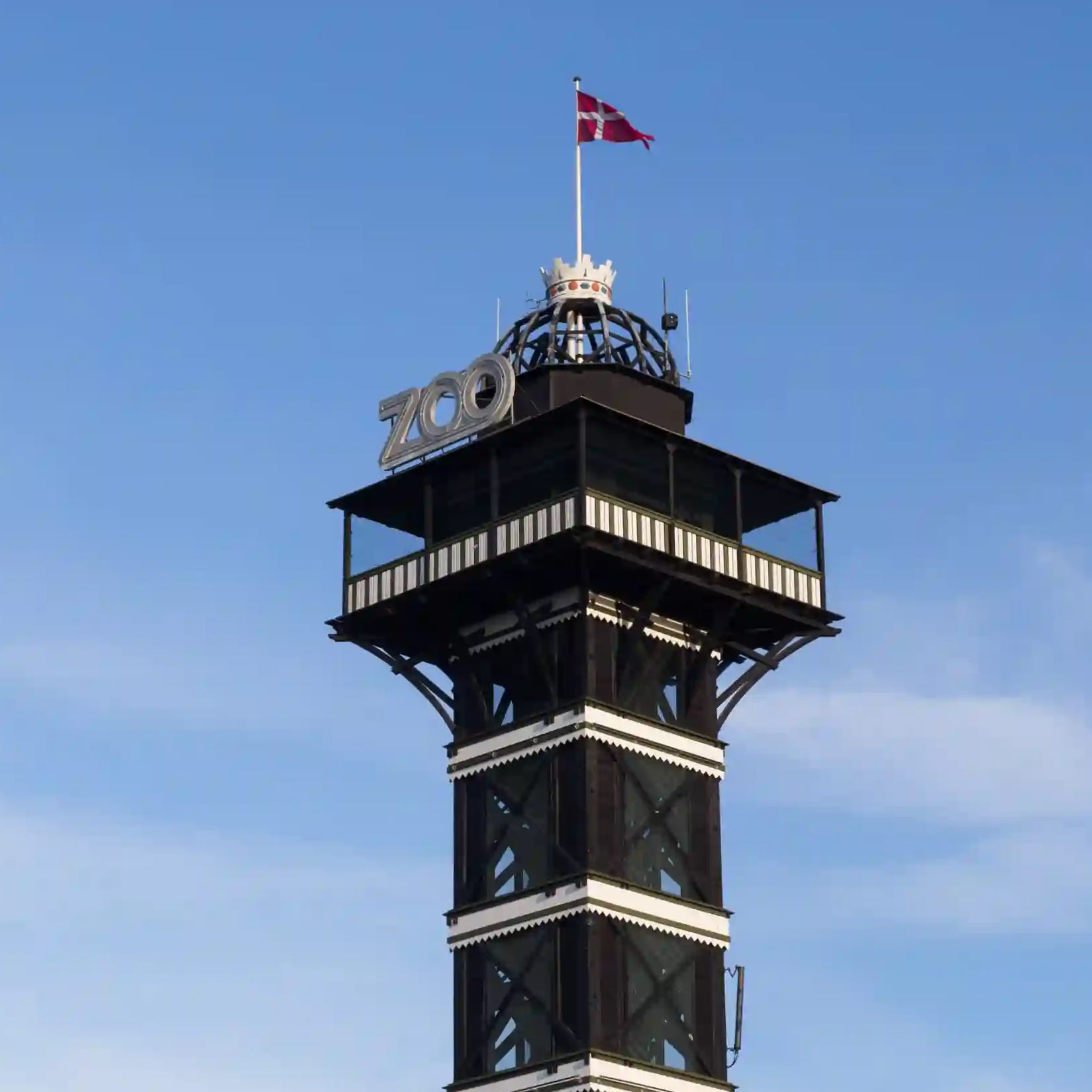 Der Aussichtsturm vom Kopenhagener Zoo mit einer Dänemark-Flagge an der Spitze.