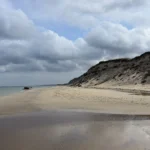 Breiter Sandstrand in Skiveren (Dänemark) mit steilen Dünen.