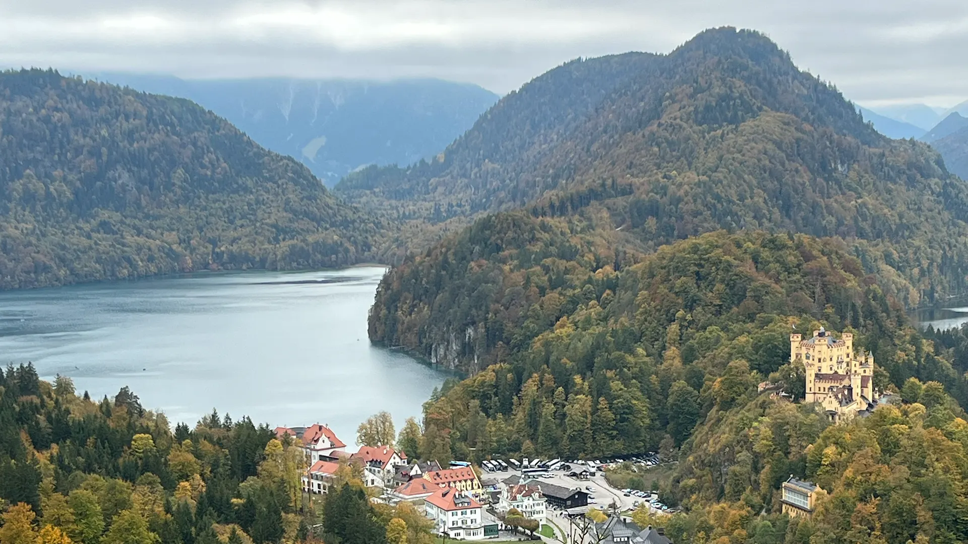 Spektakuläre Aussicht auf den Forgensee bei Füssen und das Gebirge.