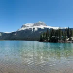 Blick auf den Emerald Lake mit verschneiten Bergen im Hintergrund im Yoho-Nationalpark in Westkanada.