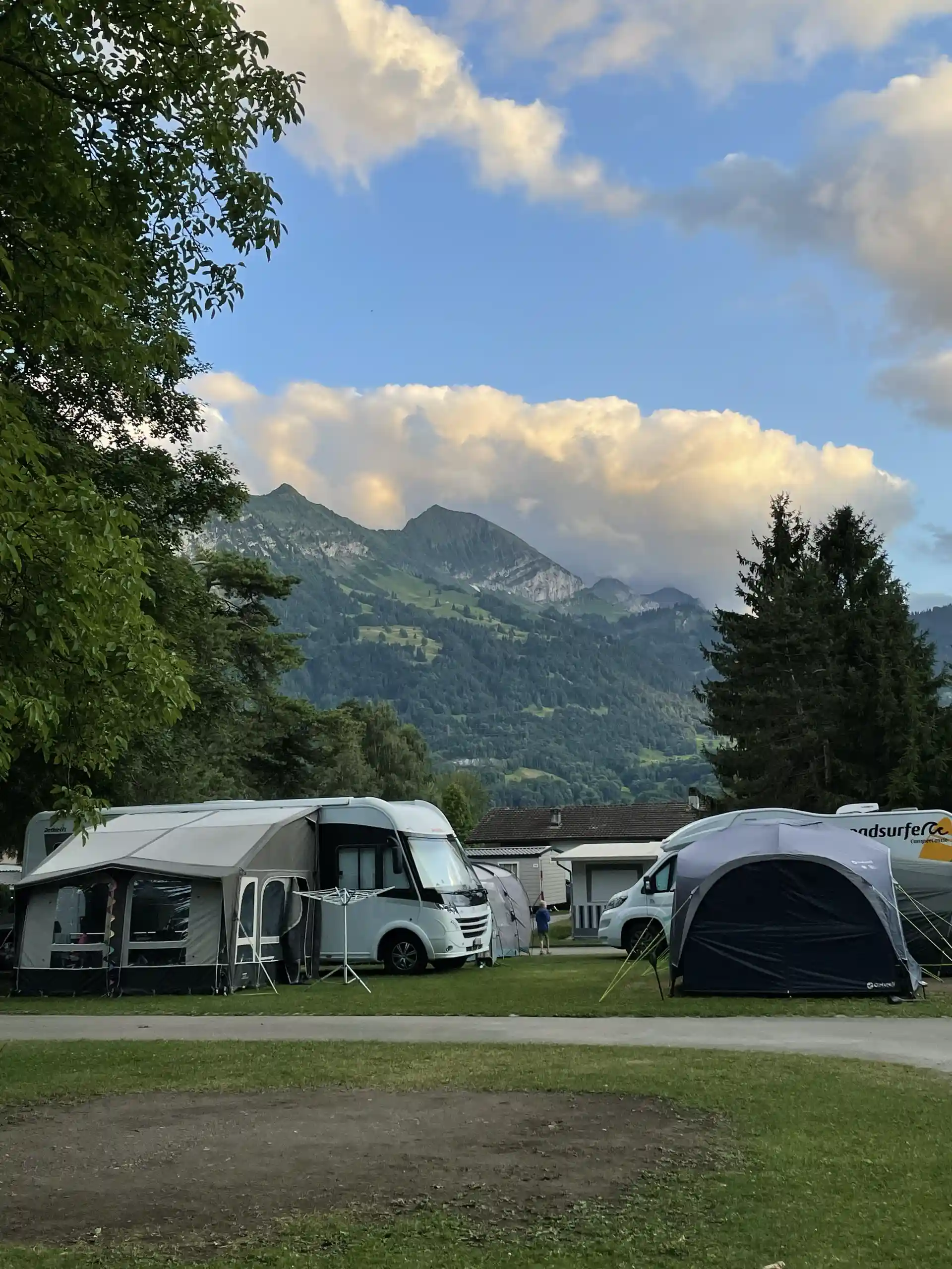 Ein Campingplatz mit Blick auf die Berge.