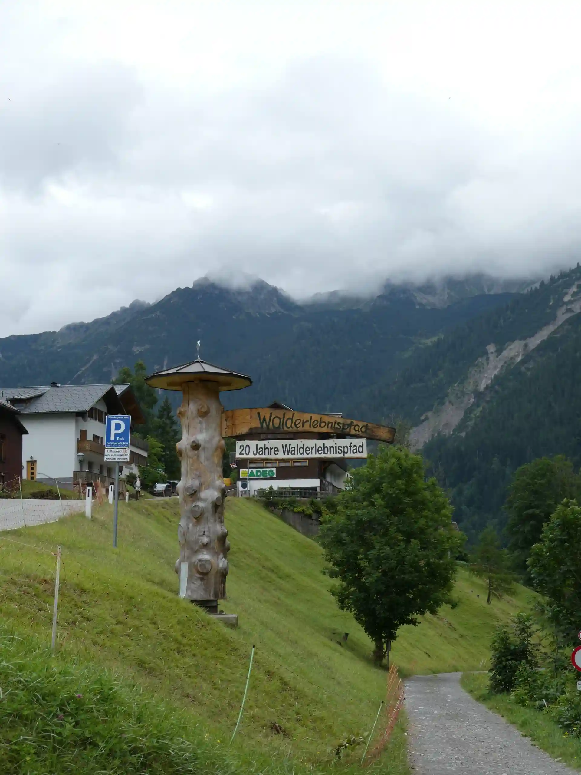 Schilder, die zum Walderlebnispfad in Marul weisen.