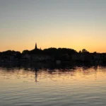 Der See einer schwedischen Stadt bei Sonnenuntergang.