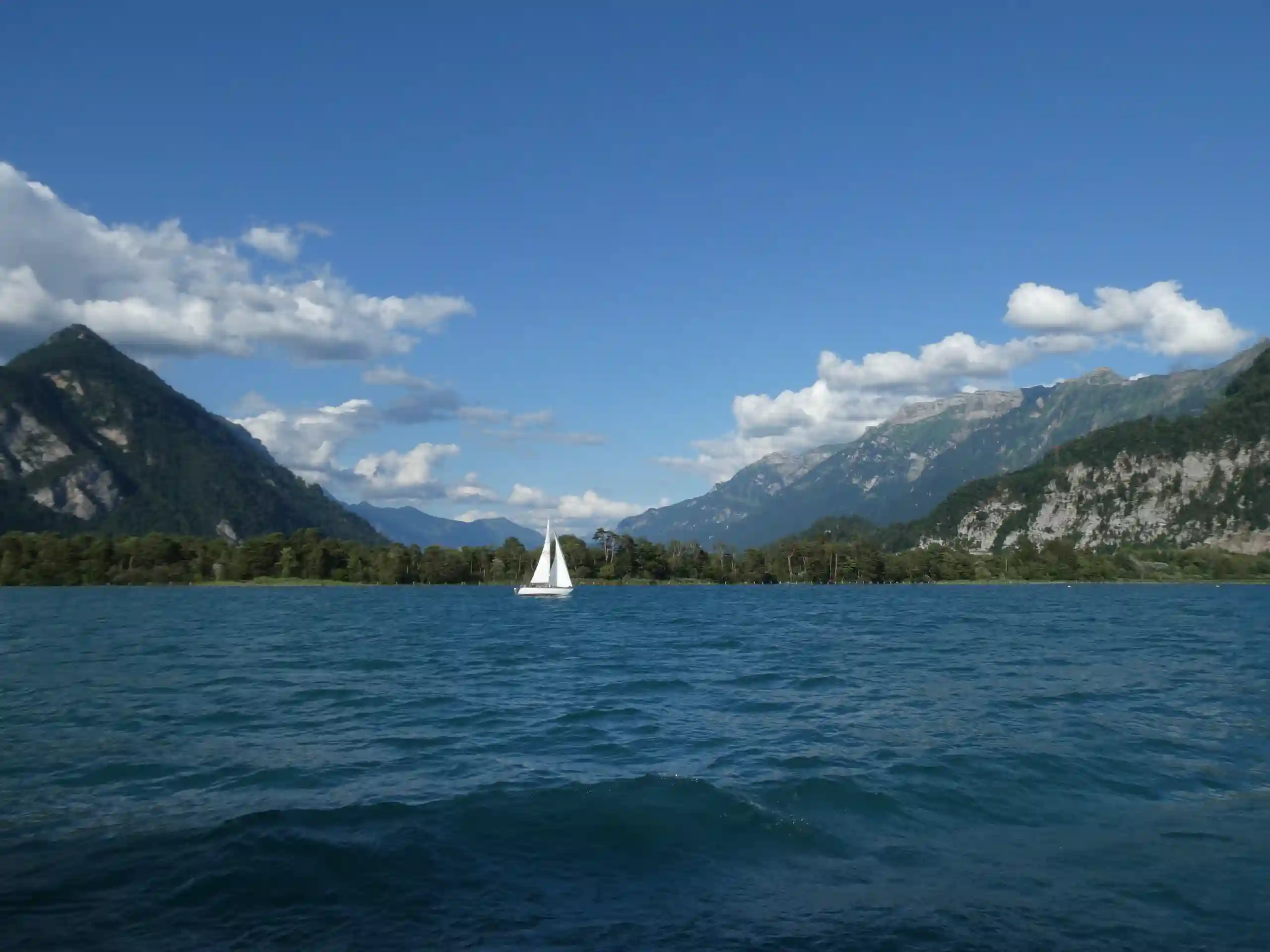 Ein Segelschiff fährt über den Thunersee in der Schweiz.