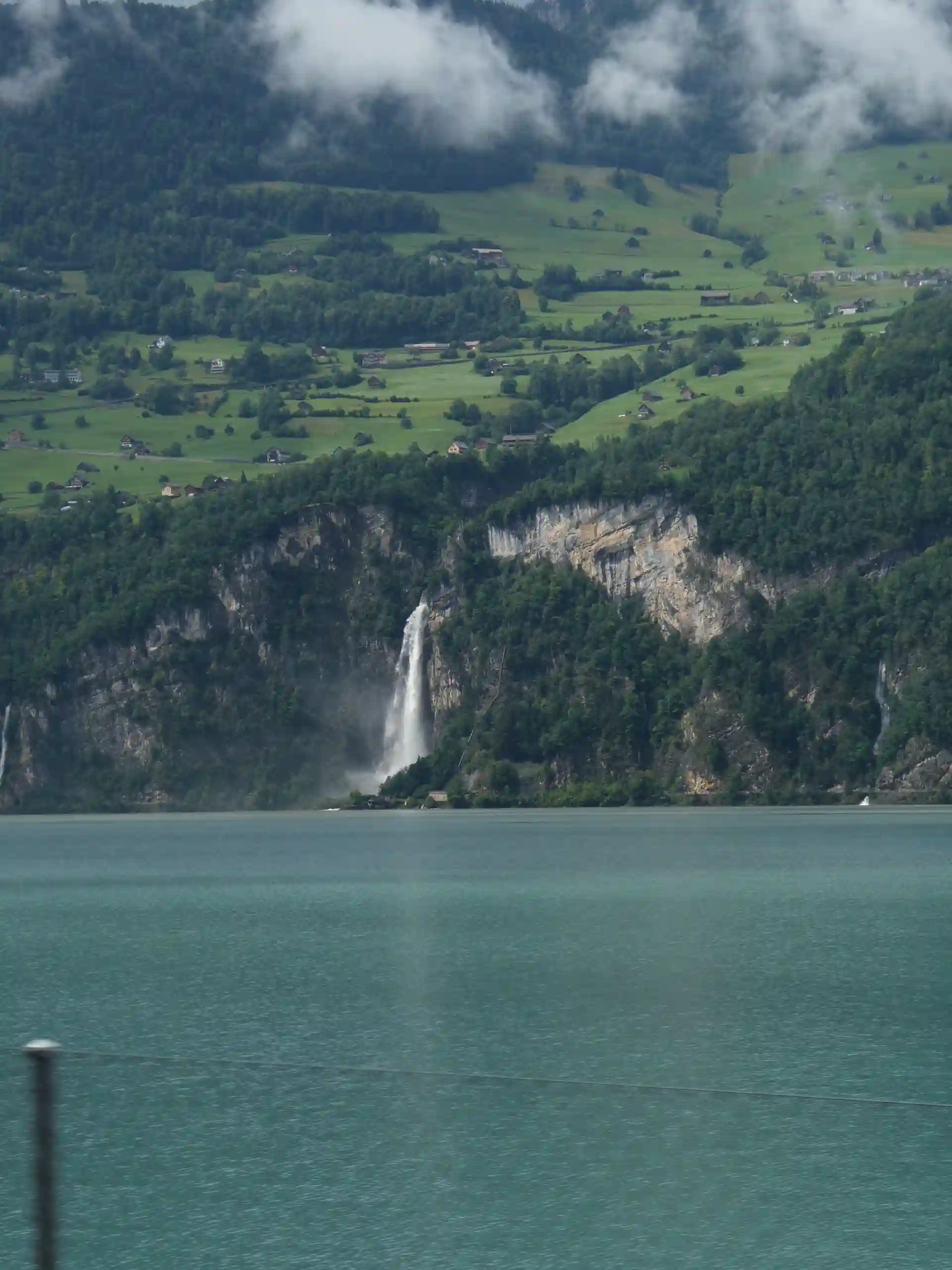 Ein Wasserfall fließt direkt in einen See.