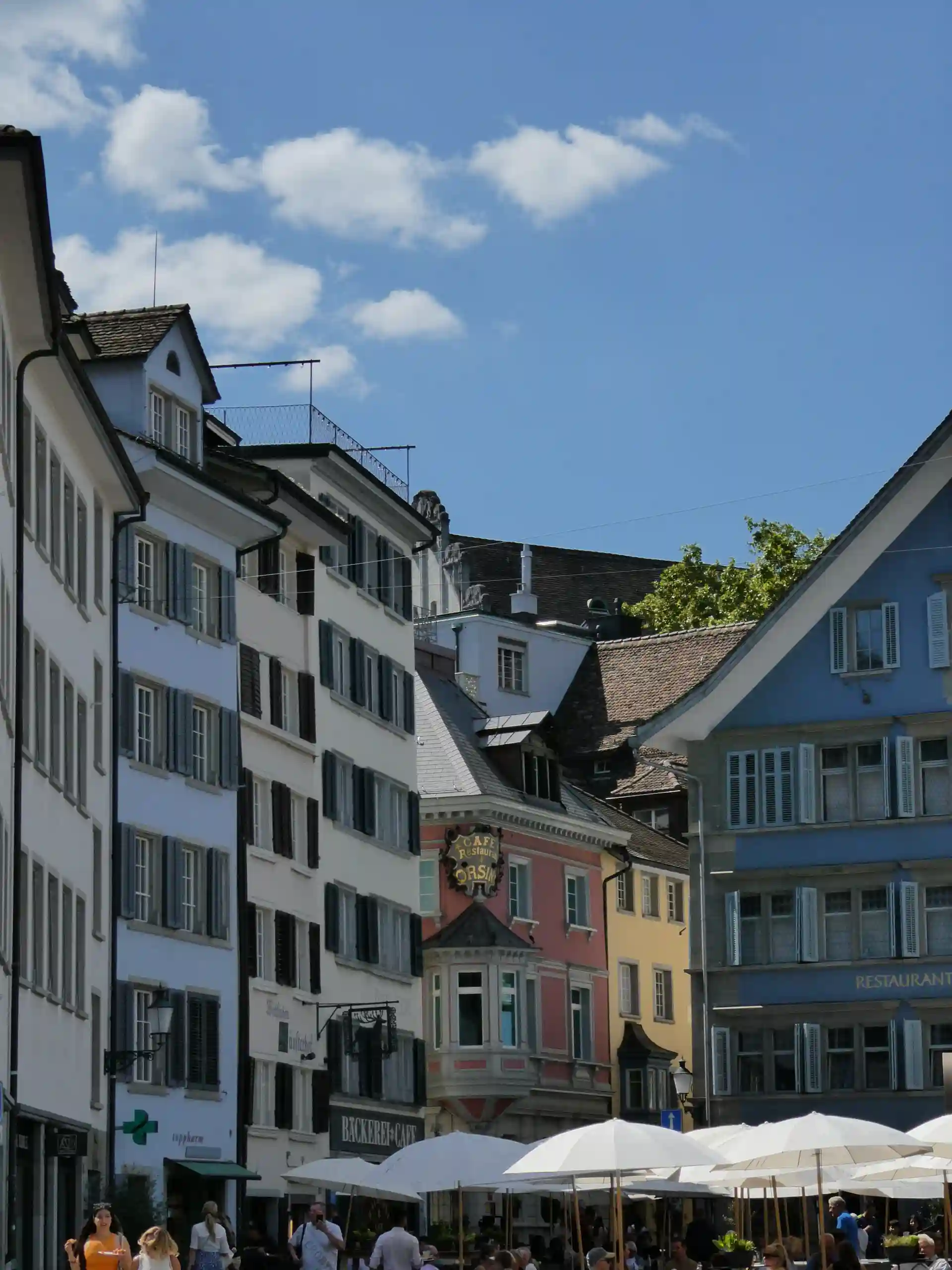 Die Innenstadt von Zürich hat bunte Häuser.