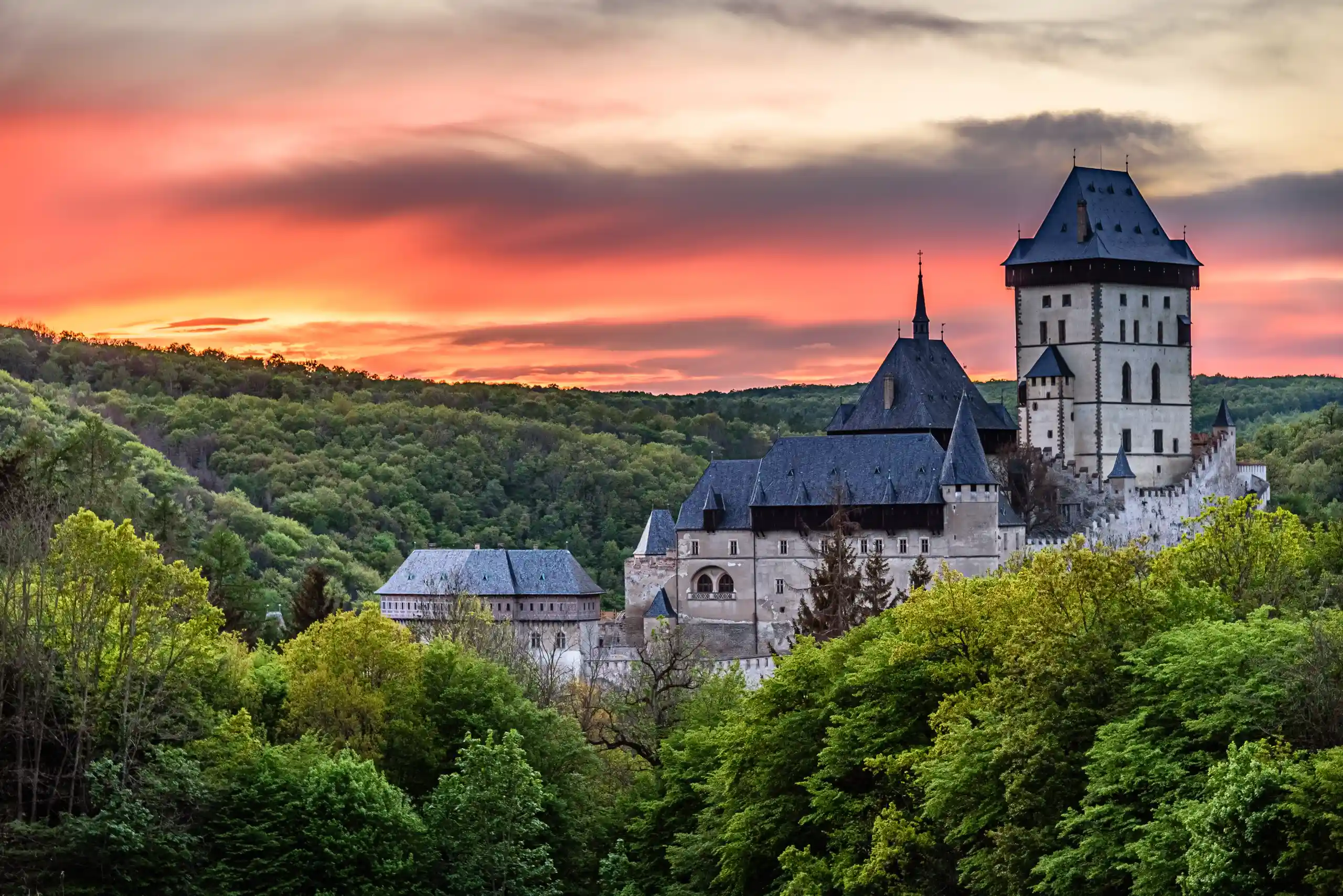 Die Burg Karlstejn erstrahlt im abendlichen Rot.