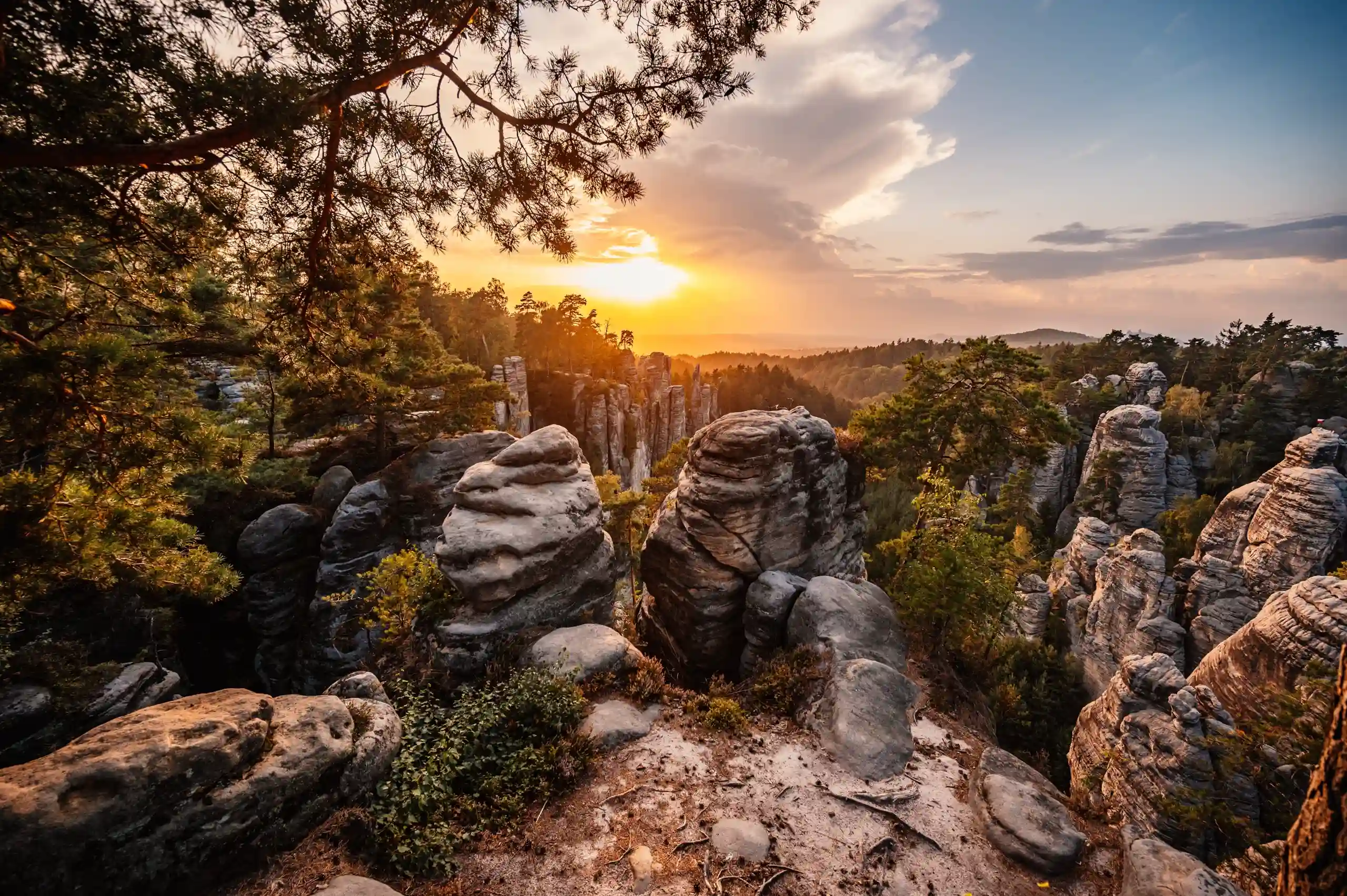 Eine Felslandschaft bei Sonnenuntergang