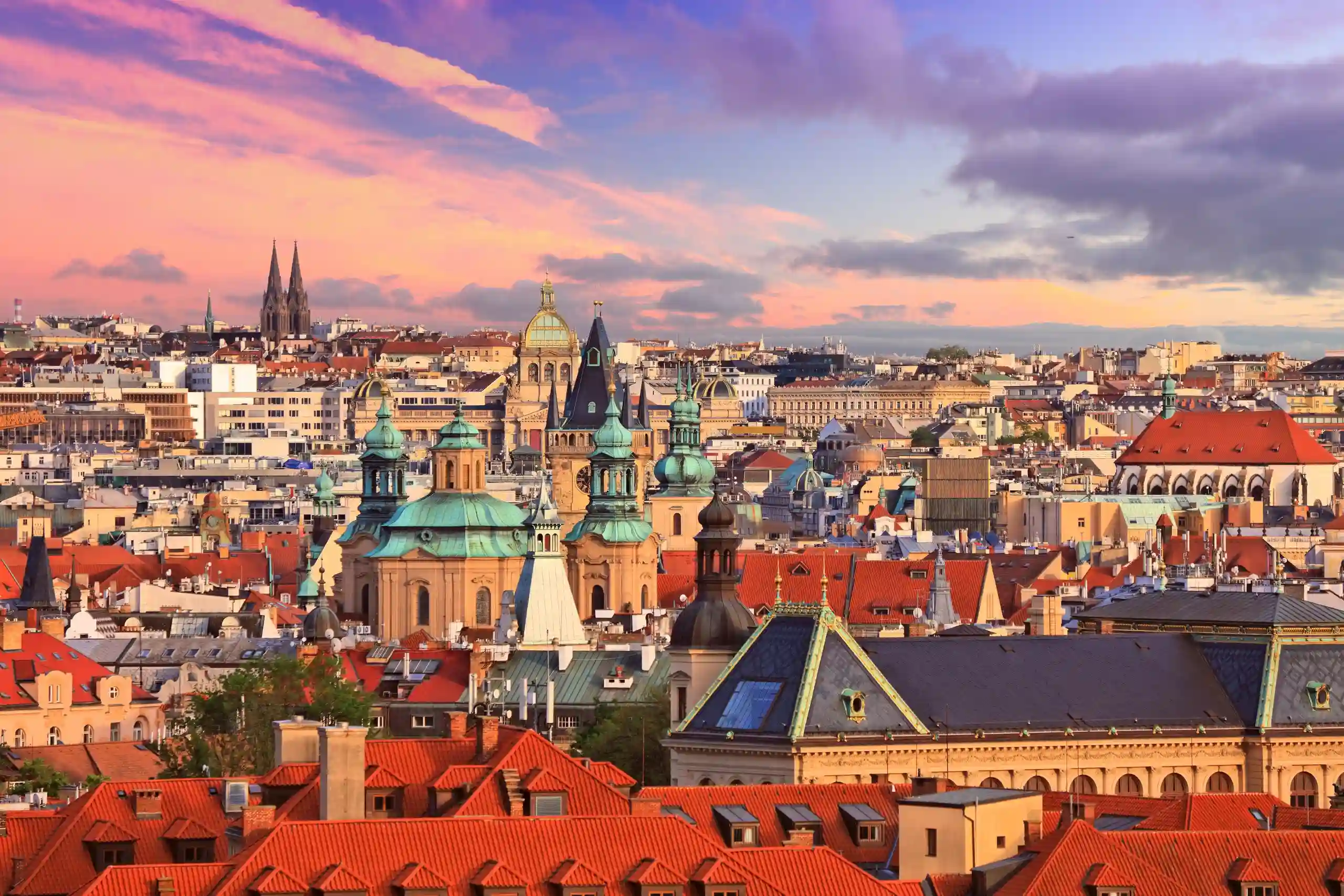 Die vielen Dächer von Prag bei Sonnenuntergang