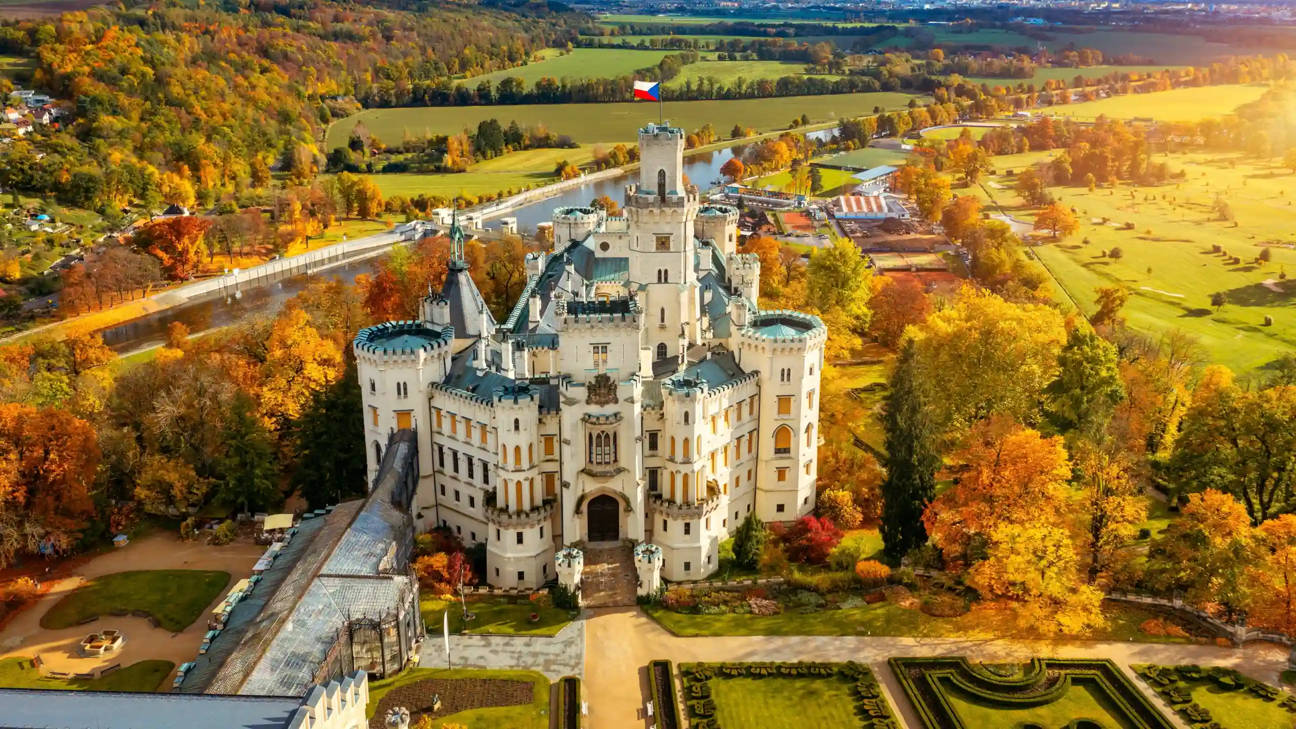 Das prunkvolle Hluboka nad Vltavou Schloss in Tschechien