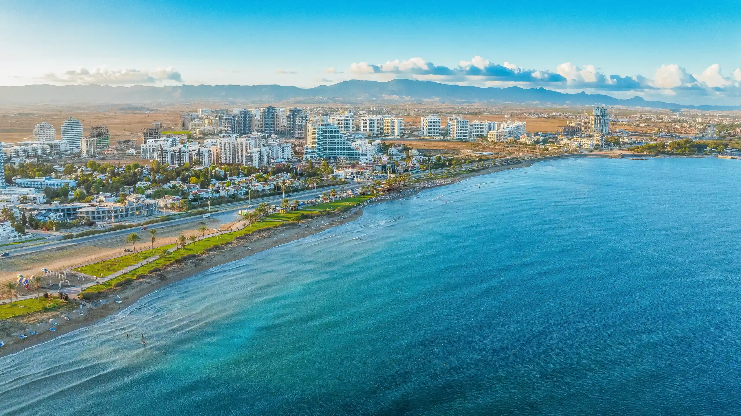 Meeresküste von Famagusta auf Nordzypern mit Hotelanlagen.