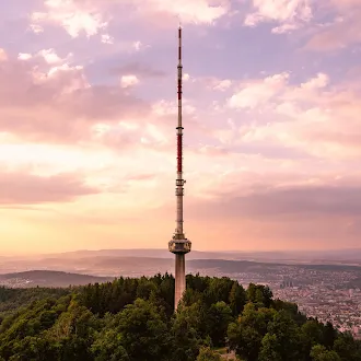 Fernsehturm in Zürich in der Abenddämmerung