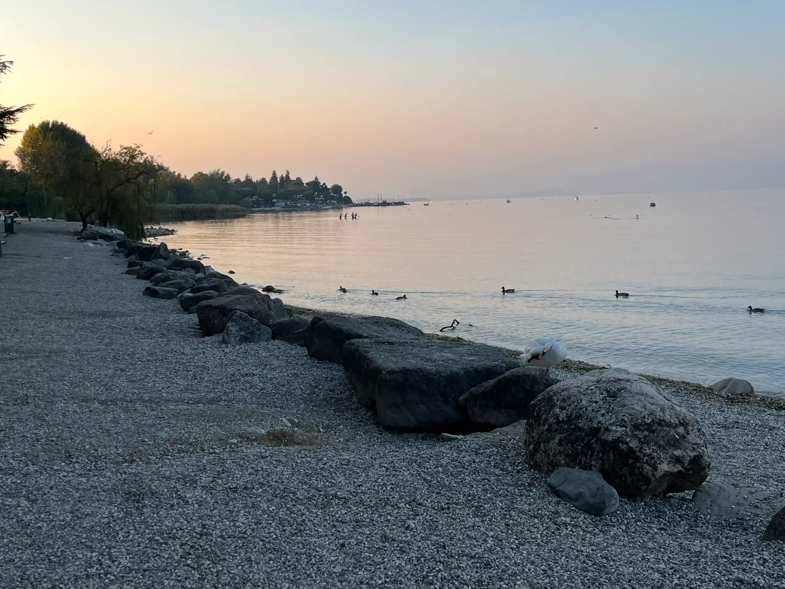 Blick auf den Gardasee in Italien bei Sonnenuntergang.