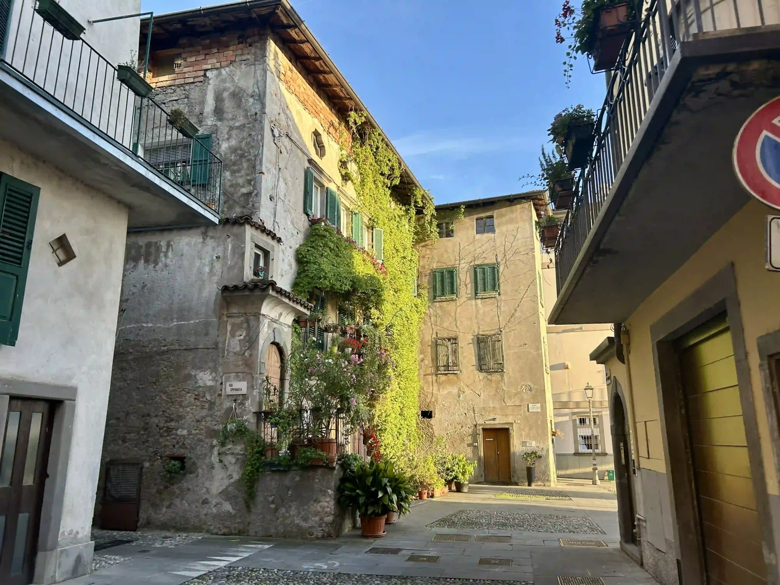 Eine Gasse mit alten Häusern, erleuchtet von den Sonnenstrahlen.
