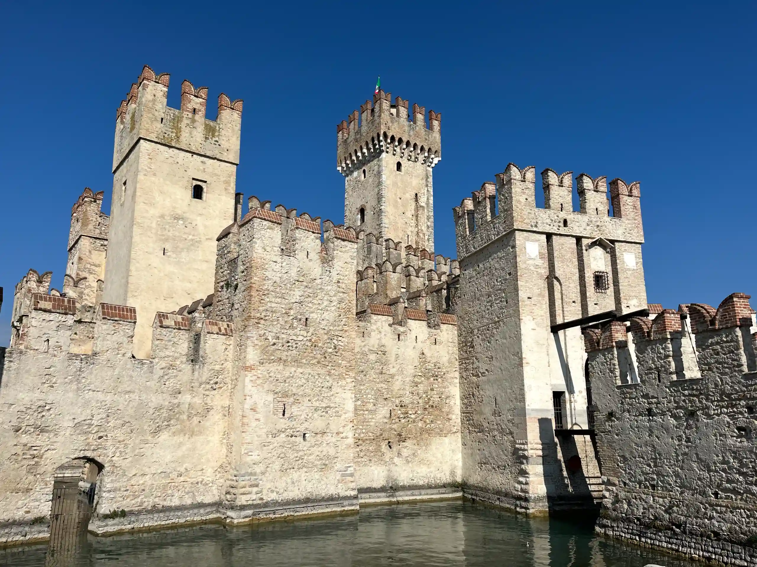 Blick auf das Wasserschloss 'Castello Scaligero' in Sirmione in Italien.