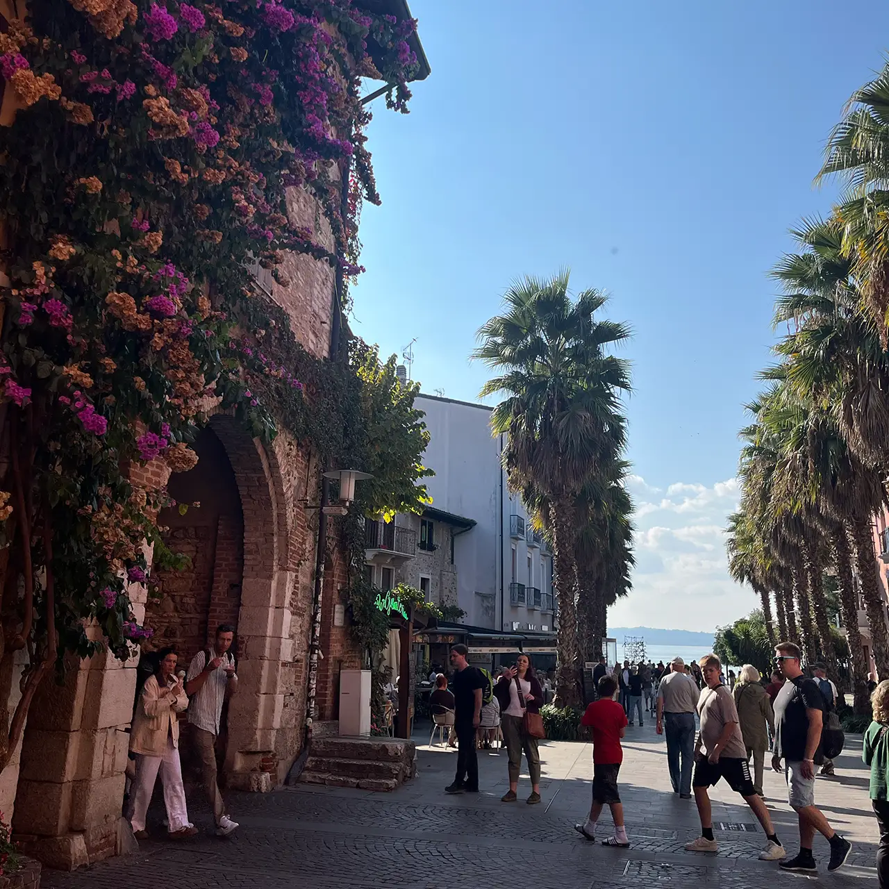 Blick auf die Promenade in Sirmione in Italien.