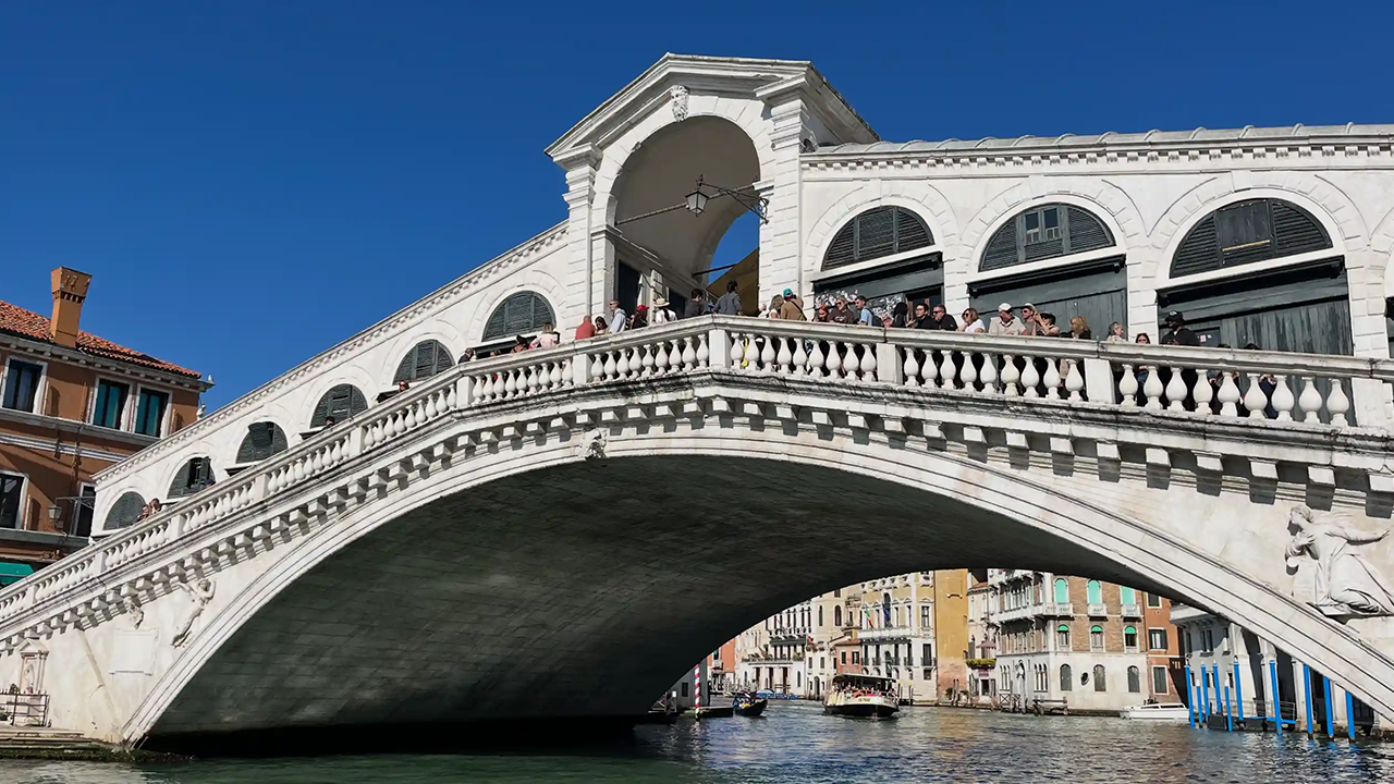 Die Brücke Ponte di Rialto in Venedig in Italien.