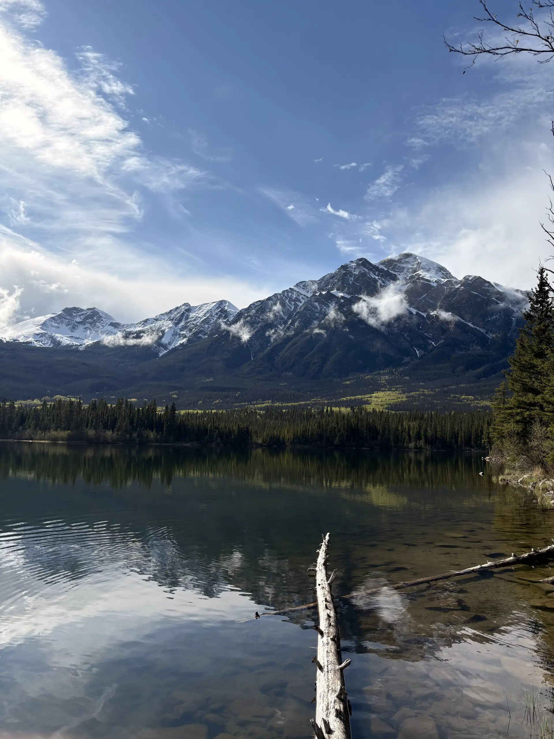 Entspannen am Wasser mit Blick auf die dichten Wälder und verschneiten Berge im Jasper Nationalpark in Westkanada.