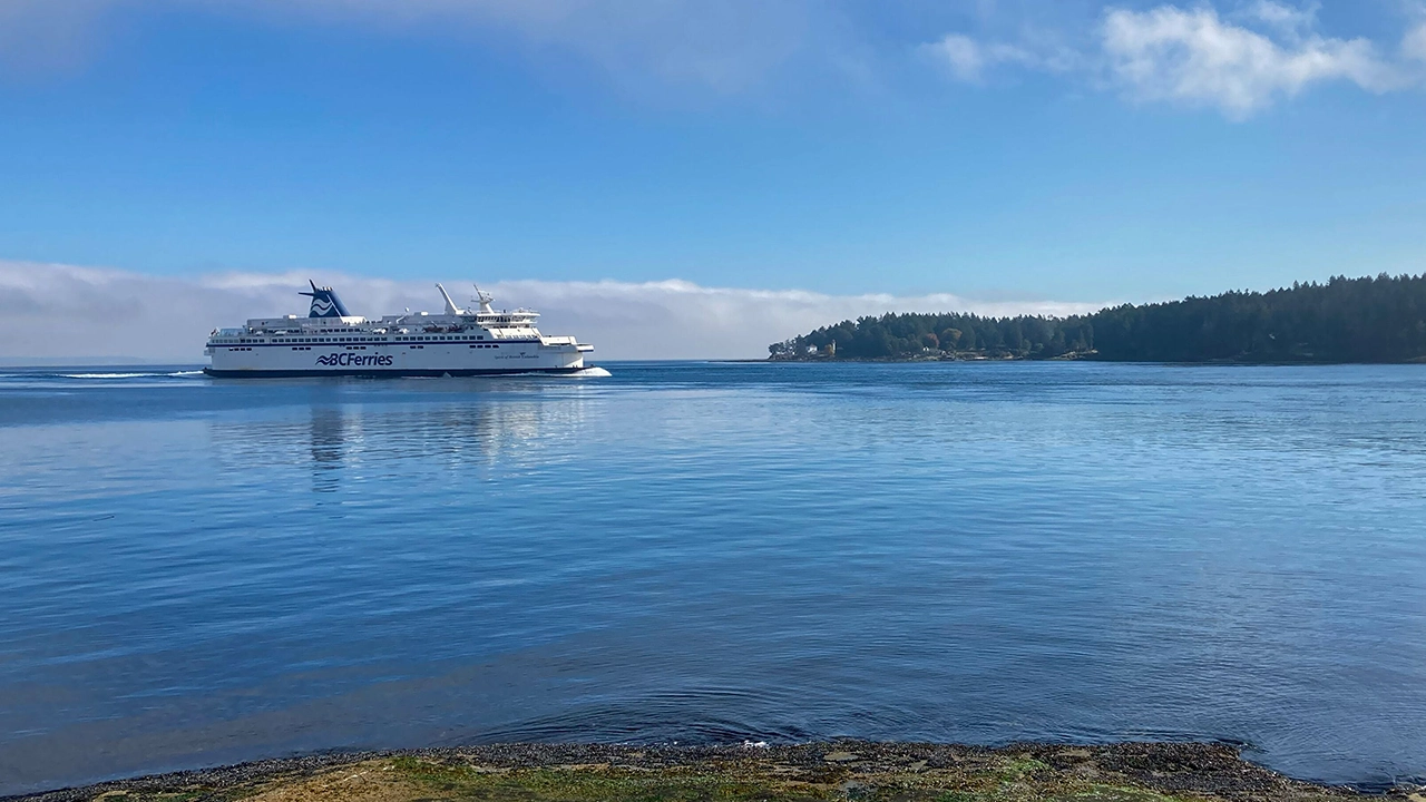 Ein Schiff von BC Ferries im Pazifischen Ozean vor den Westküste Kanadas.