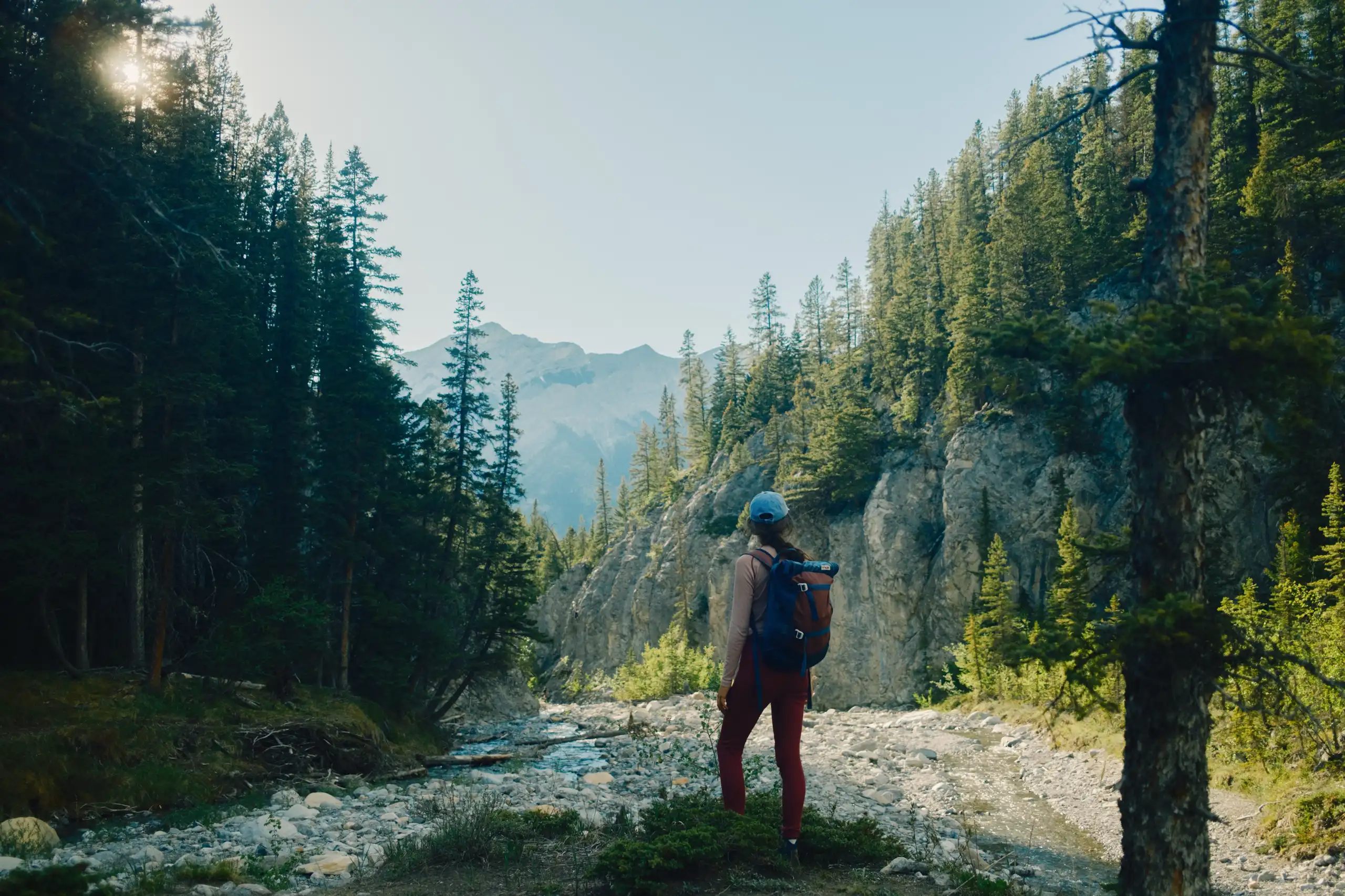 Eine Wanderung im Gebiet der Rocky Mountains mit einem spektakulären Ausblick auf die Gebirgskette in British Columbia in Kanada.