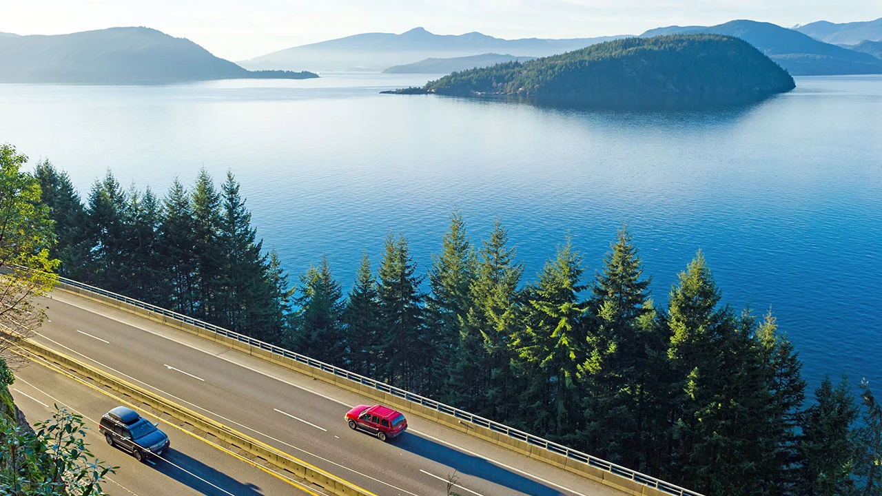 Aussicht auf das Meer und die Landschaft von British Columbia vom Sea to Sky-Highway.