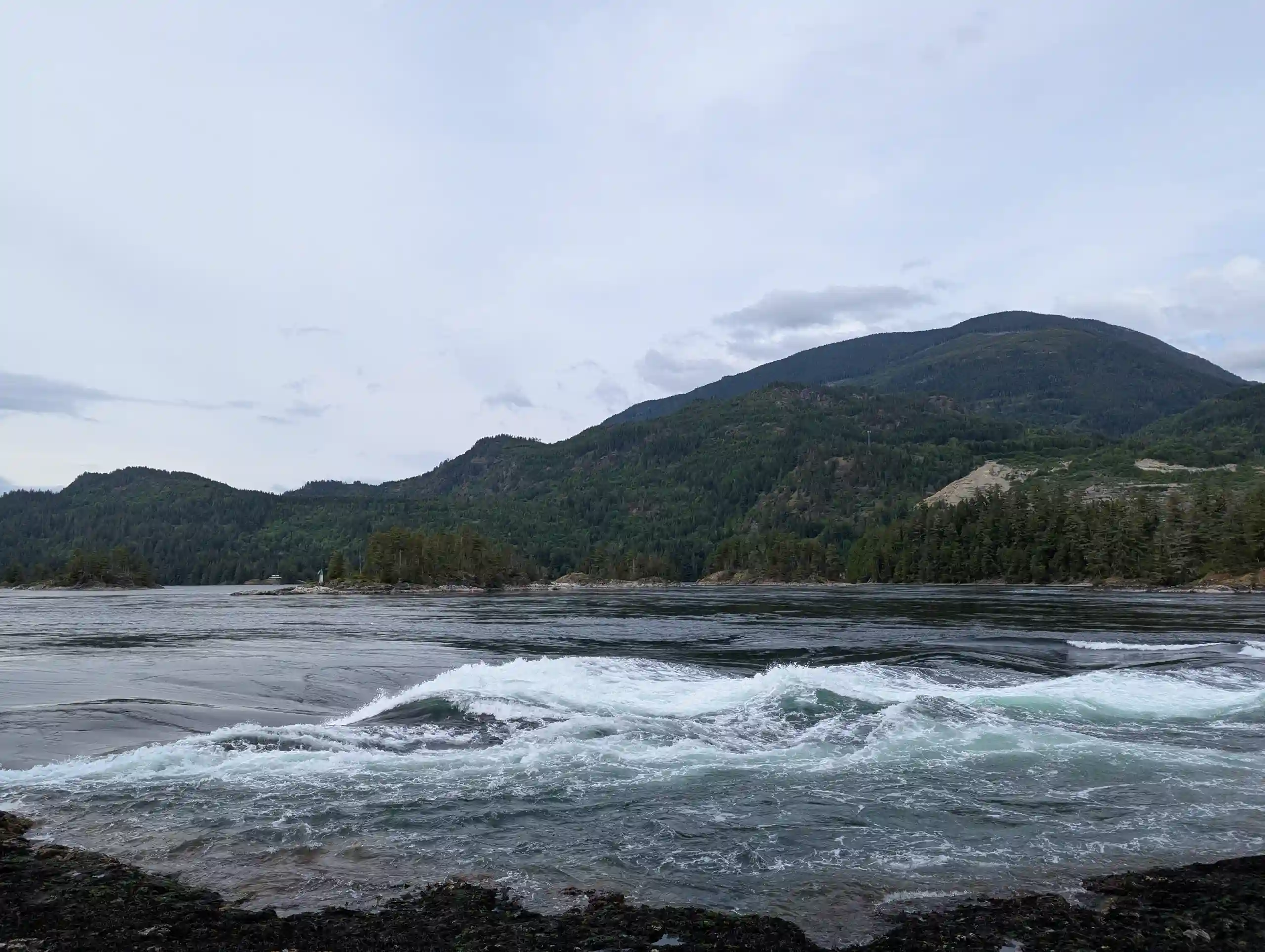 Die Gischt auf einer Meerenge in British Columbia.