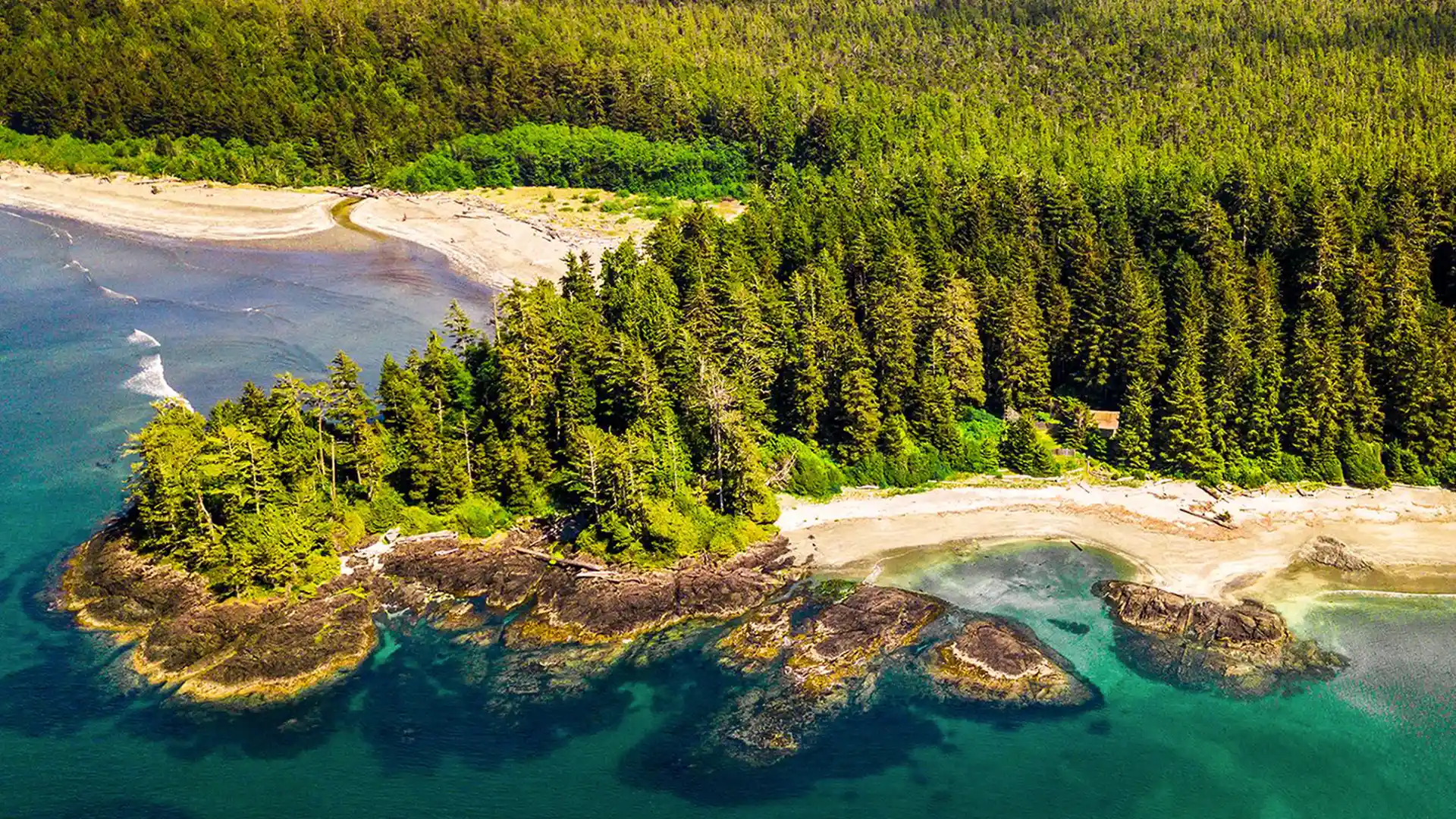 Blick auf die Landschaft der 'Hot Springs Cove' im Maquinna Marine Provincial Park auf Vancouver Island in British Columbia in Kanada.