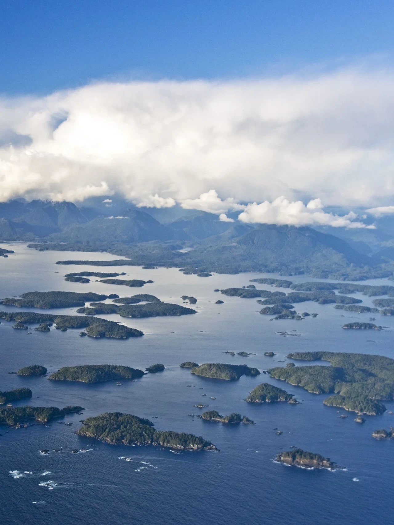 Blick von oben auf die Broken Group Inselgruppe im Pacific Rim Nationalpark am Barkely Sound auf Vancouver Island in British Columbia.
