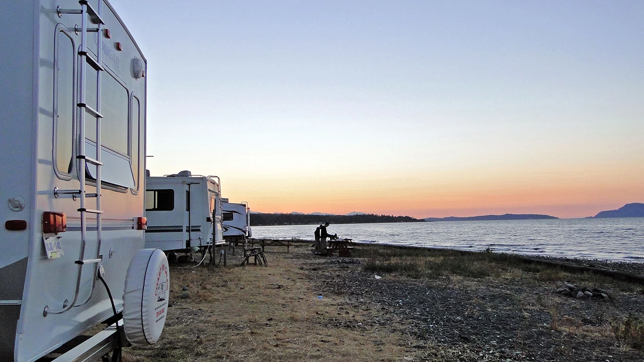 Ein wunderschöner Abend auf dem Campingplatz auf Vancouver Island bei Sonnenuntergang.
