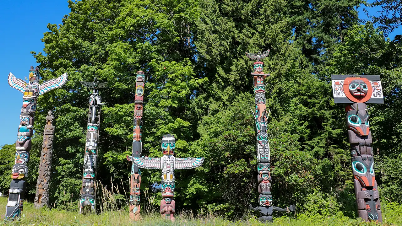 Die Totempfähle im Stanley Park in Vancouver an einem sonnigen Tag.