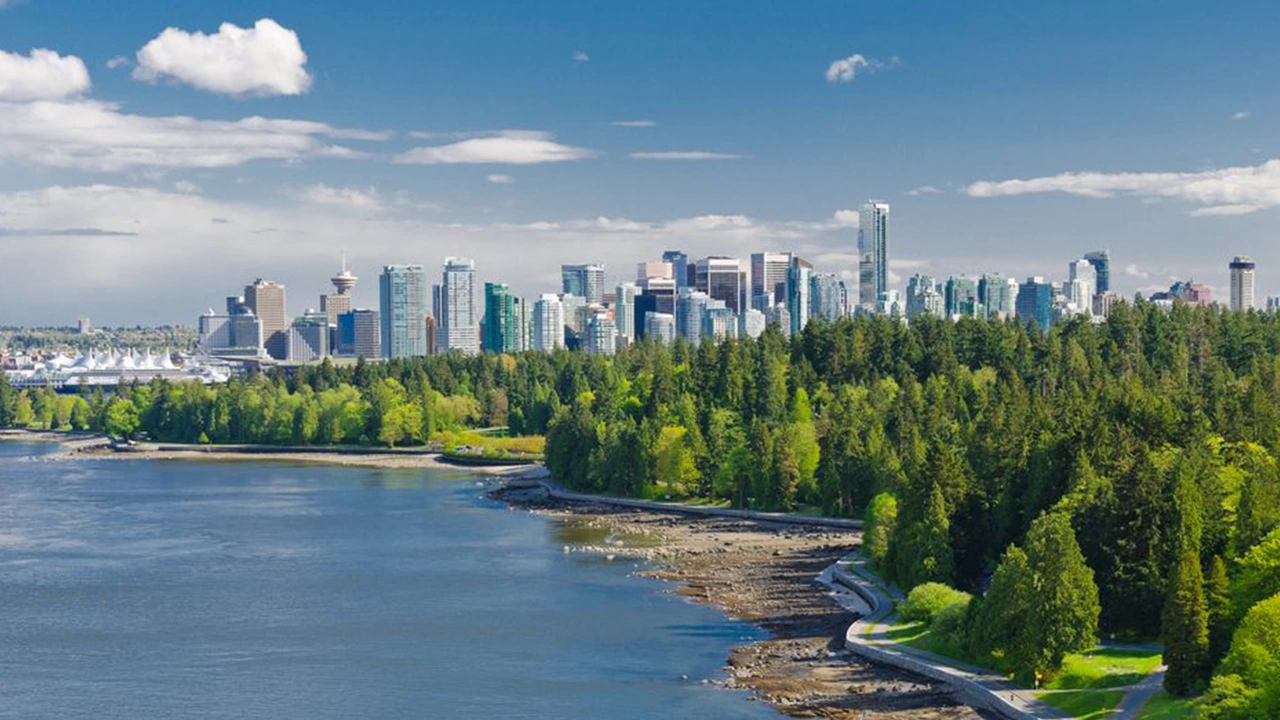 Blick auf die Stadt Vancouver und den Stanley Park in British Columbia in Kanada.