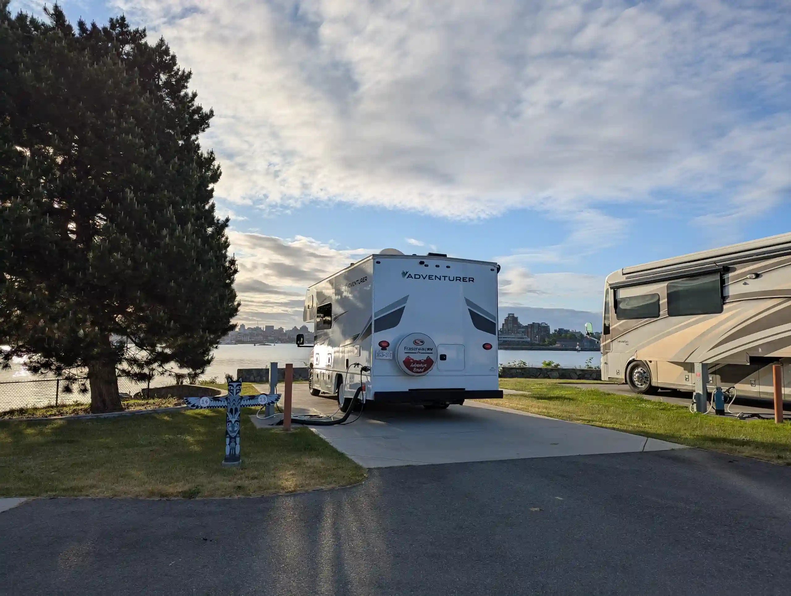 Ein Wohnmobil steht auf einem Campground in Victoria.