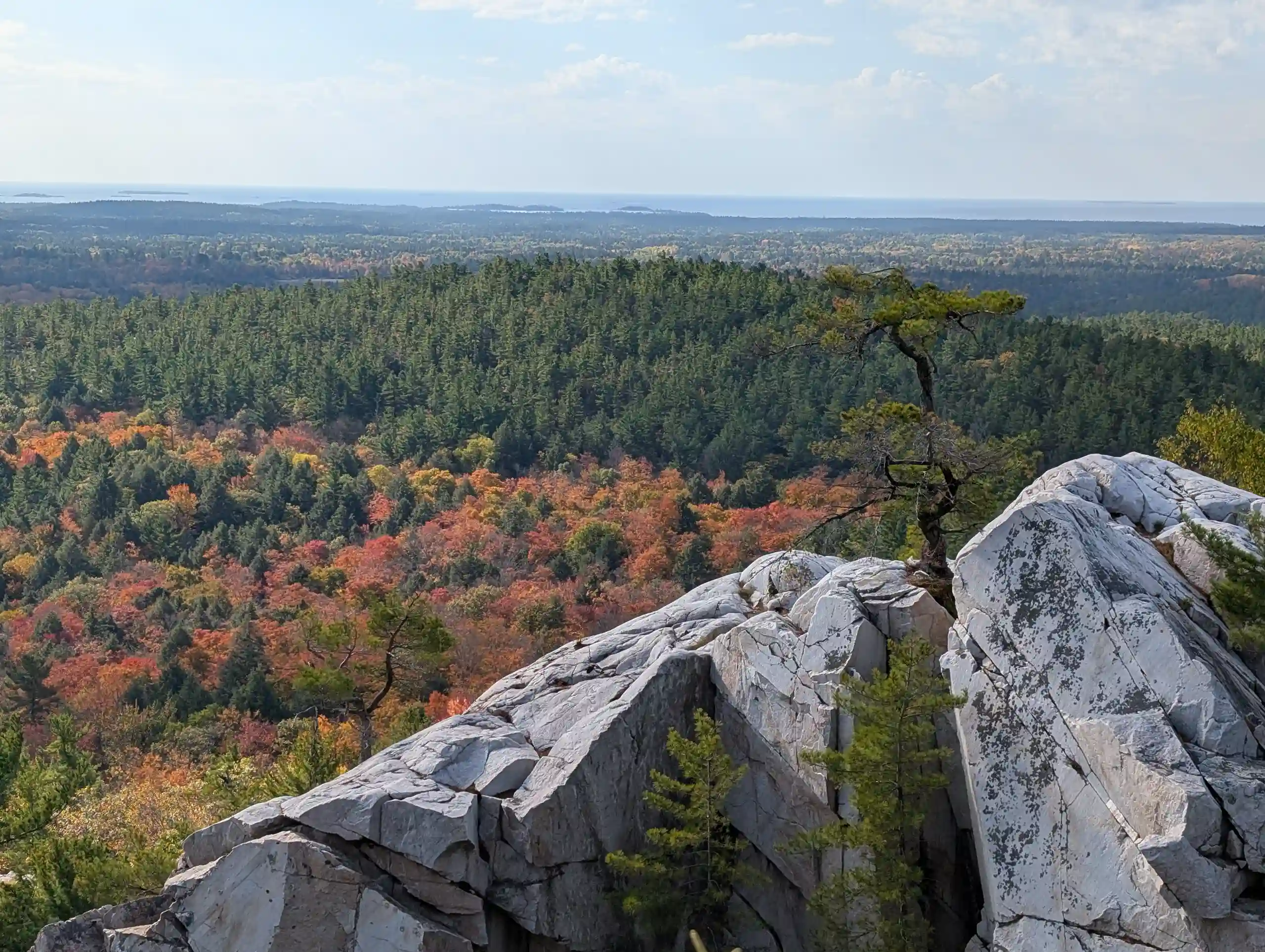 Ein Felsvorsprung steht am Rande des Killarney Provincial Parks.