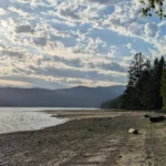 Der Himmel über der Sunshine Coast in Sechelt ist bewölkt mit etwas Sonne, die im Wasser glitzert.